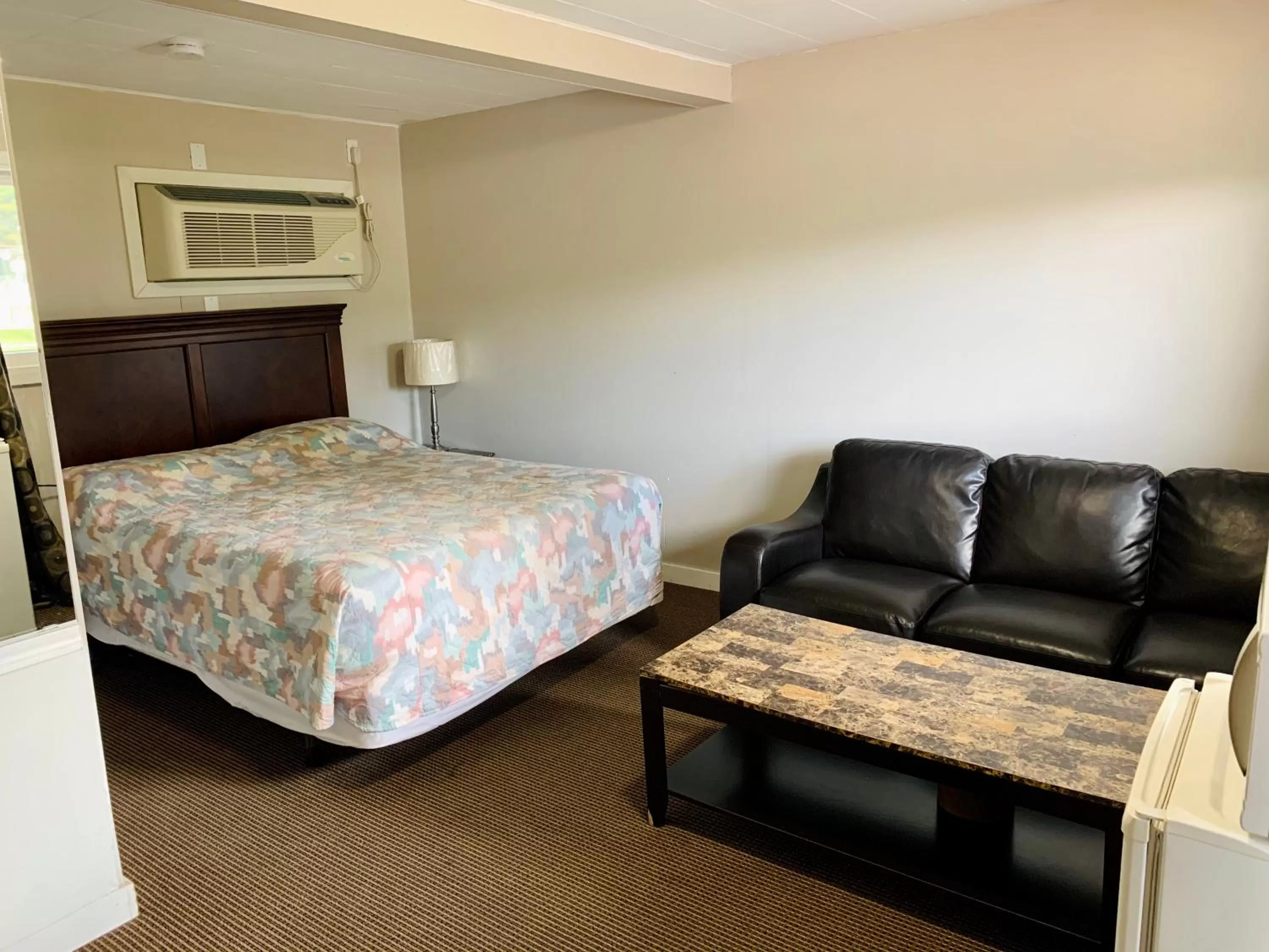 Bed in Night Inn Grand Forks