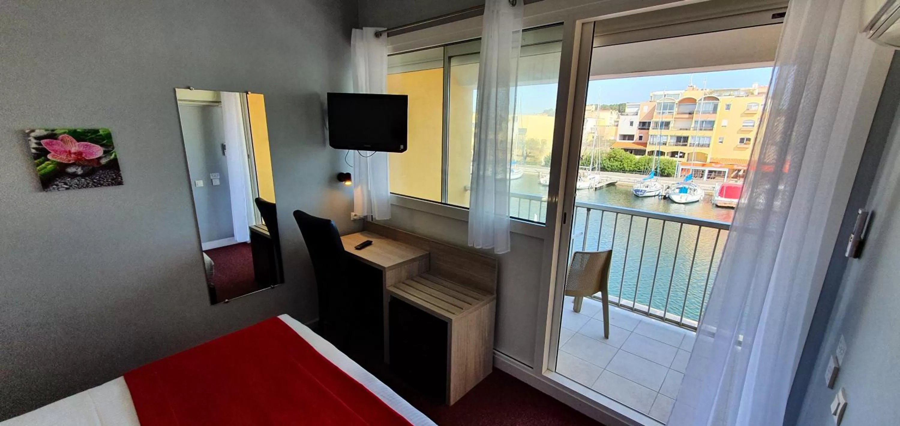 Bedroom in Hôtel Port Beach