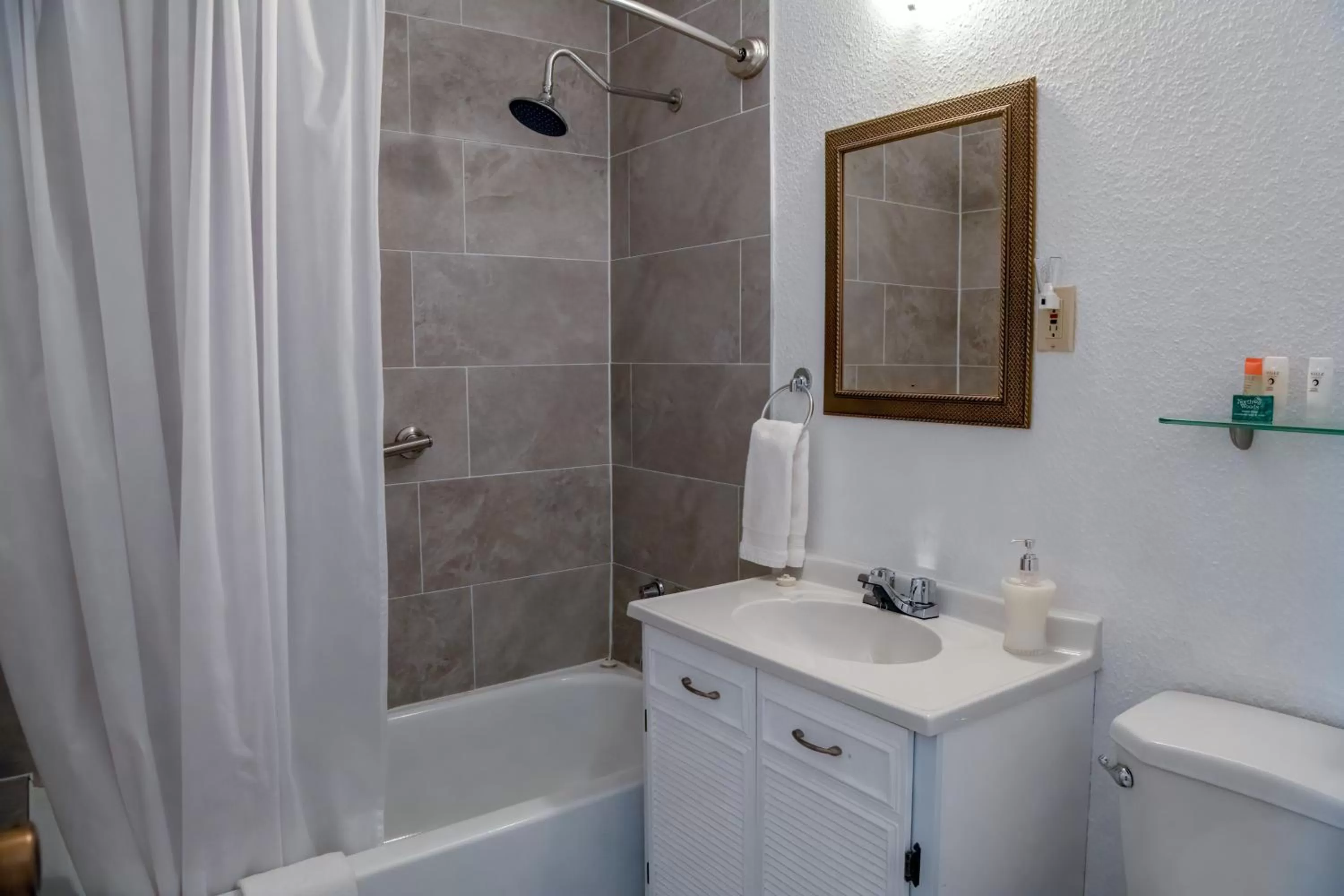 Bathroom in Edelweiss Inn Nova Scotia