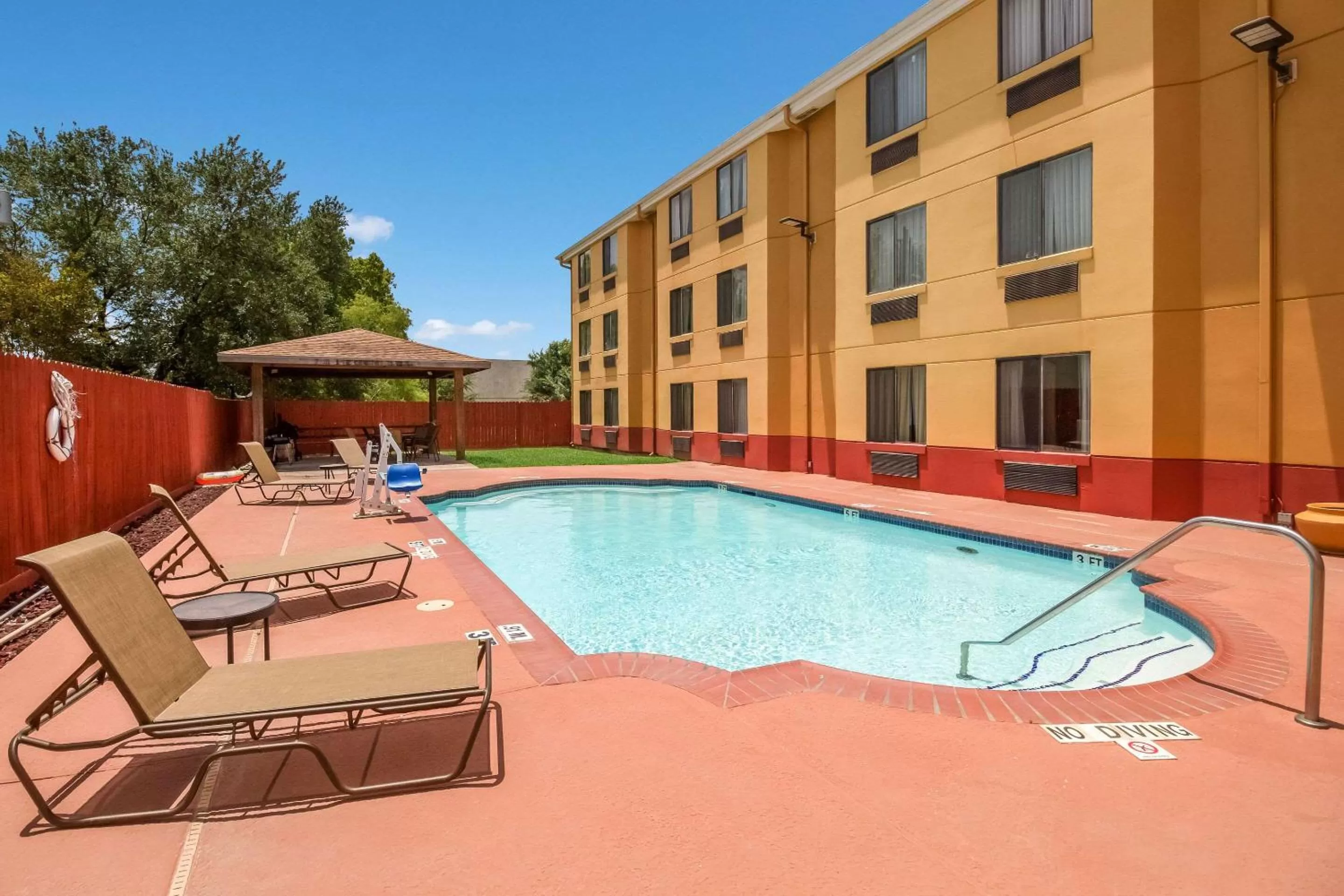 Swimming pool in Quality Inn Baytown - Houston East