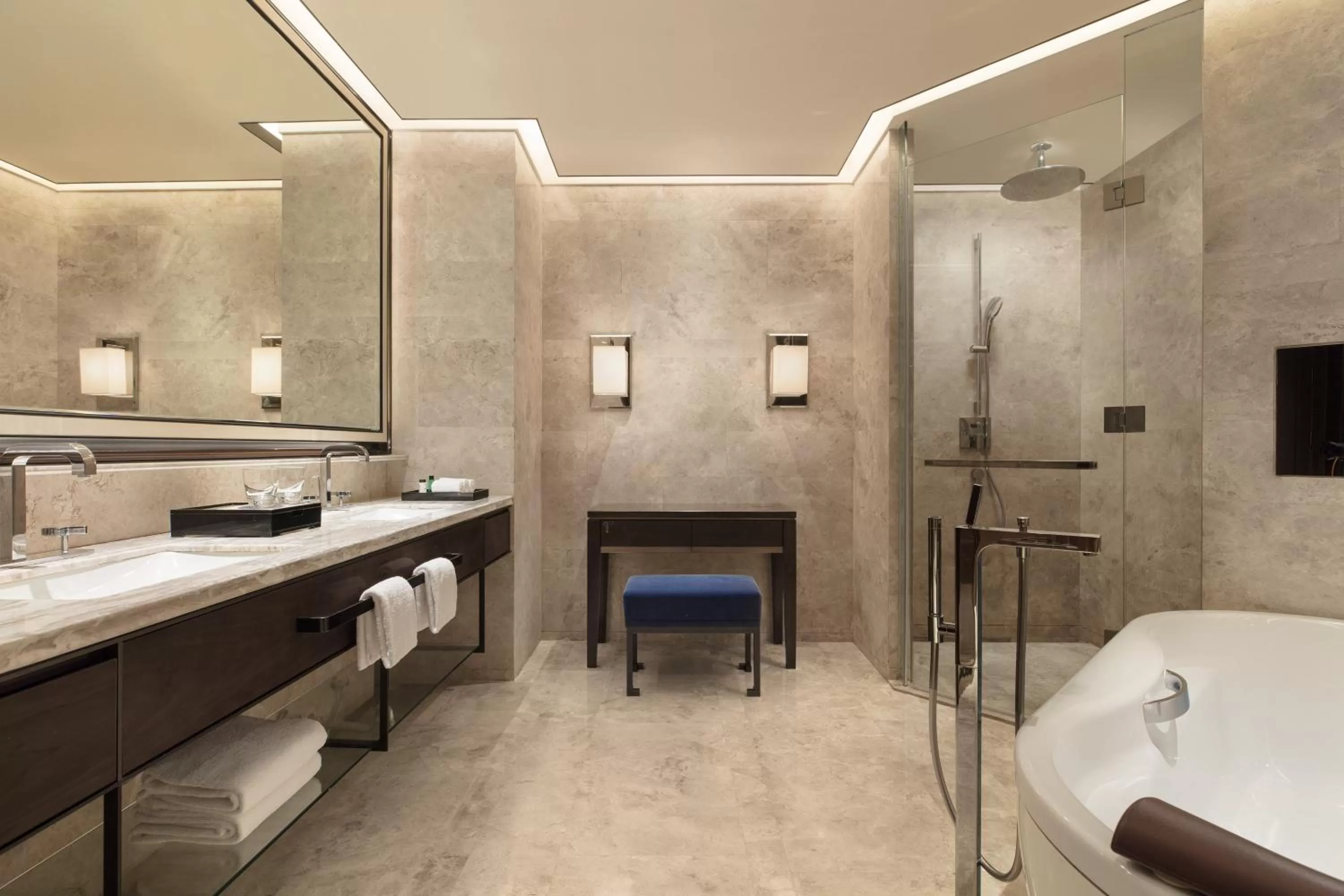 Bathroom, Bed in Sheraton Zhuhai Hotel