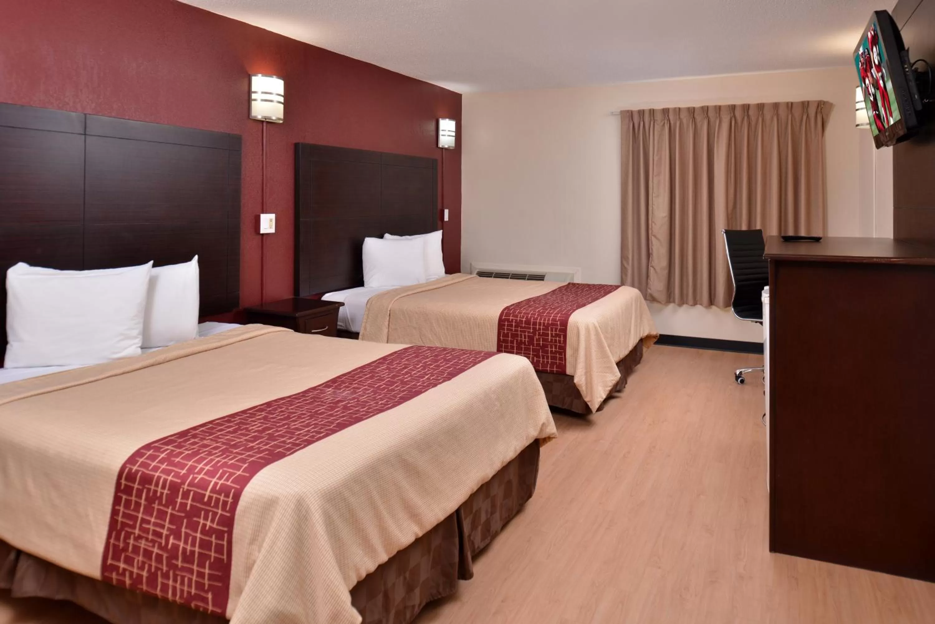 Photo of the whole room, Bed in Red Roof Inn Van Horn