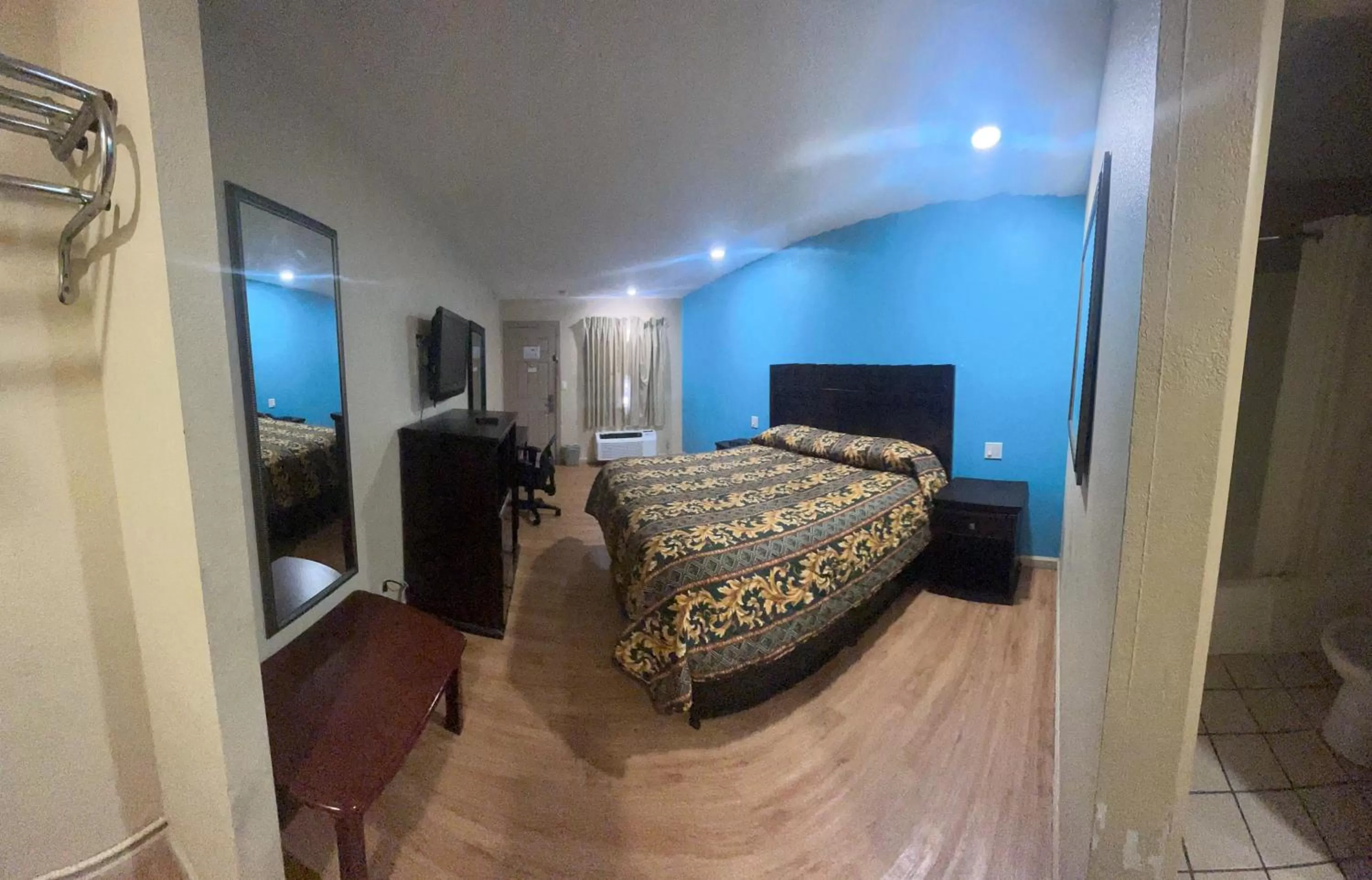 Bedroom, Bed in Super 7