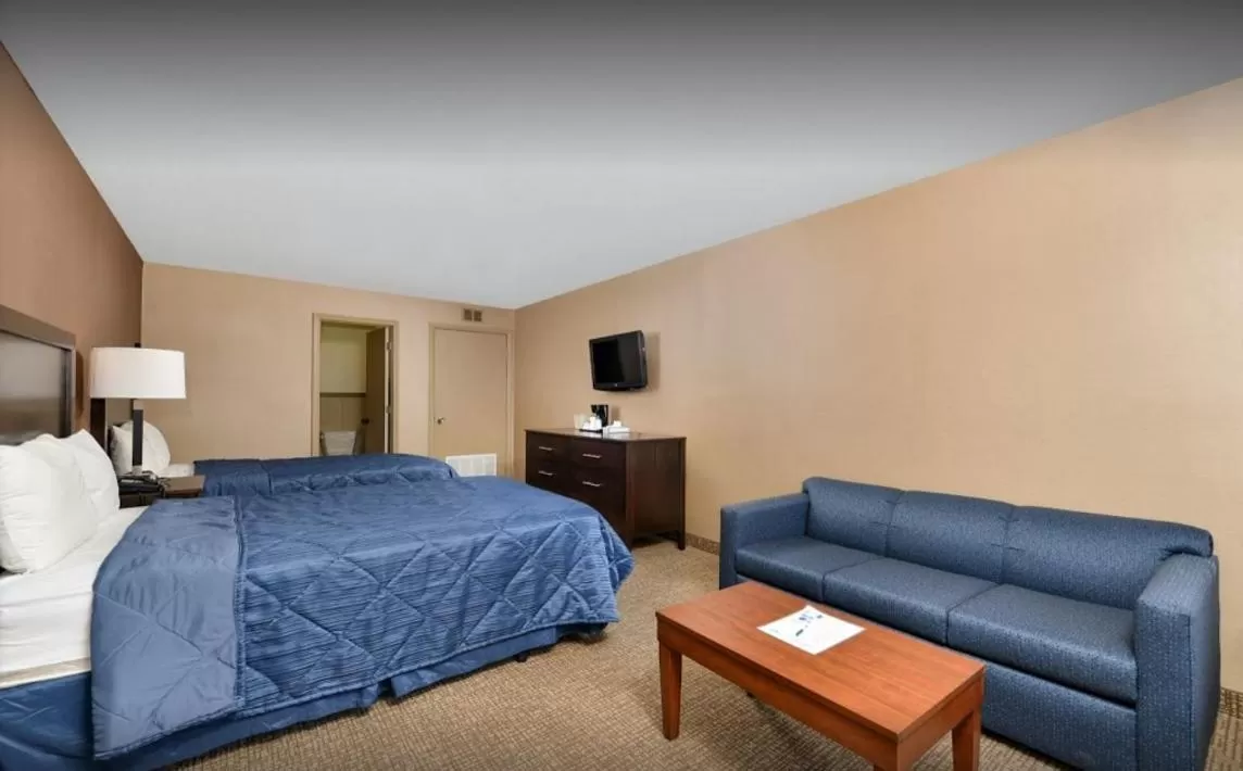 Seating area, Bed in Rodeway Inn Chicago/Evanston