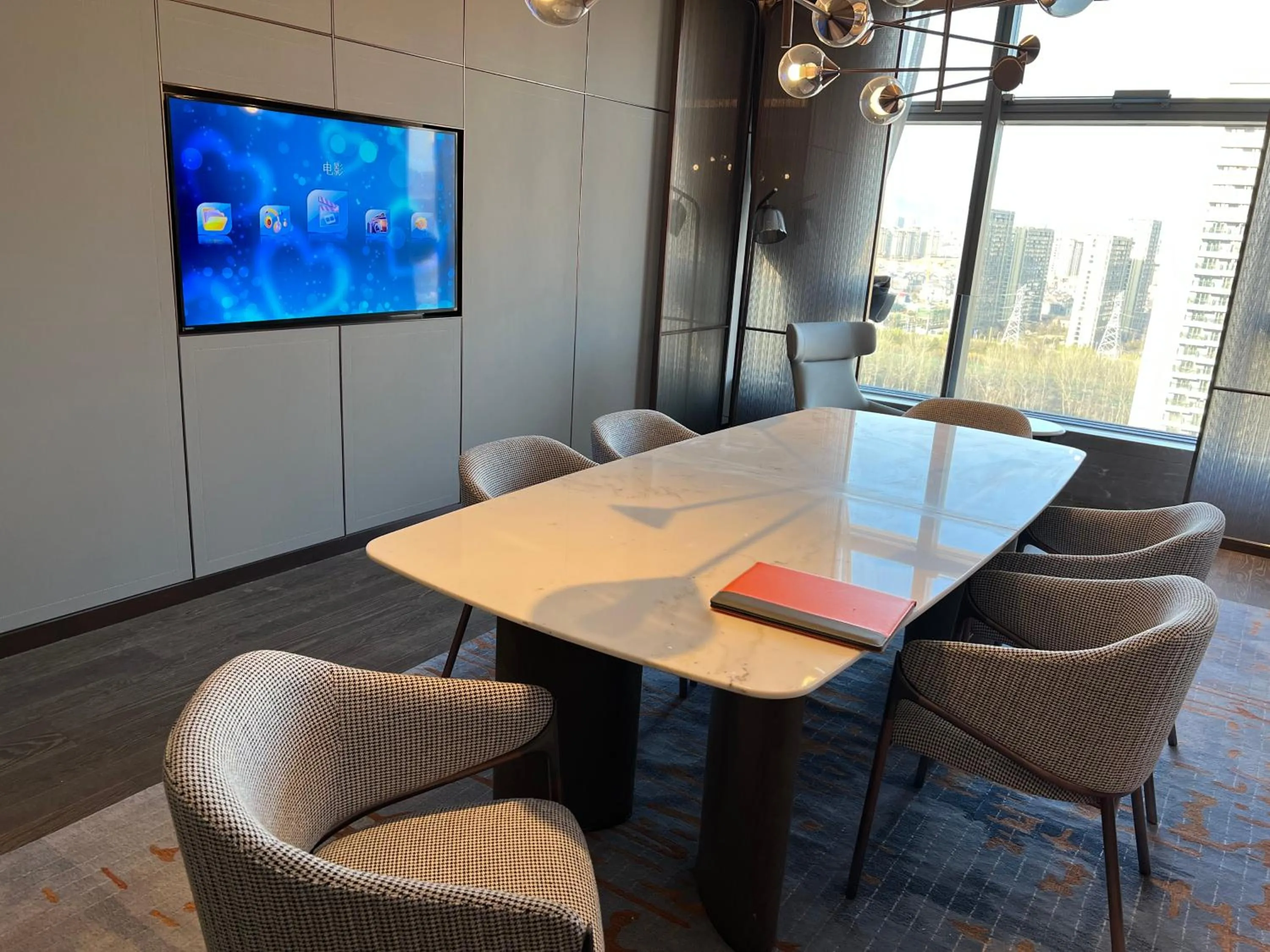 Living room in Crowne Plaza Qingdao Jinshui by IHG