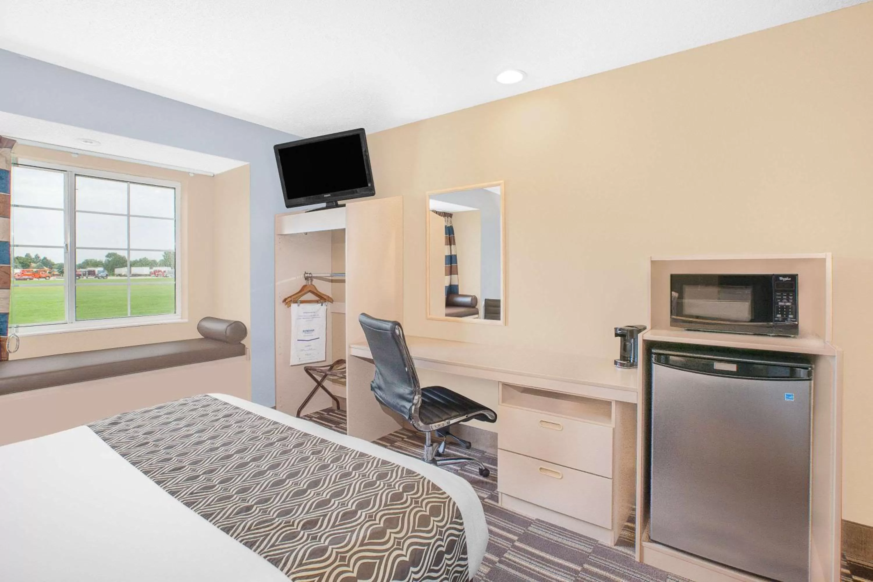 Photo of the whole room, Bed in Microtel Inn and Suites Clear Lake