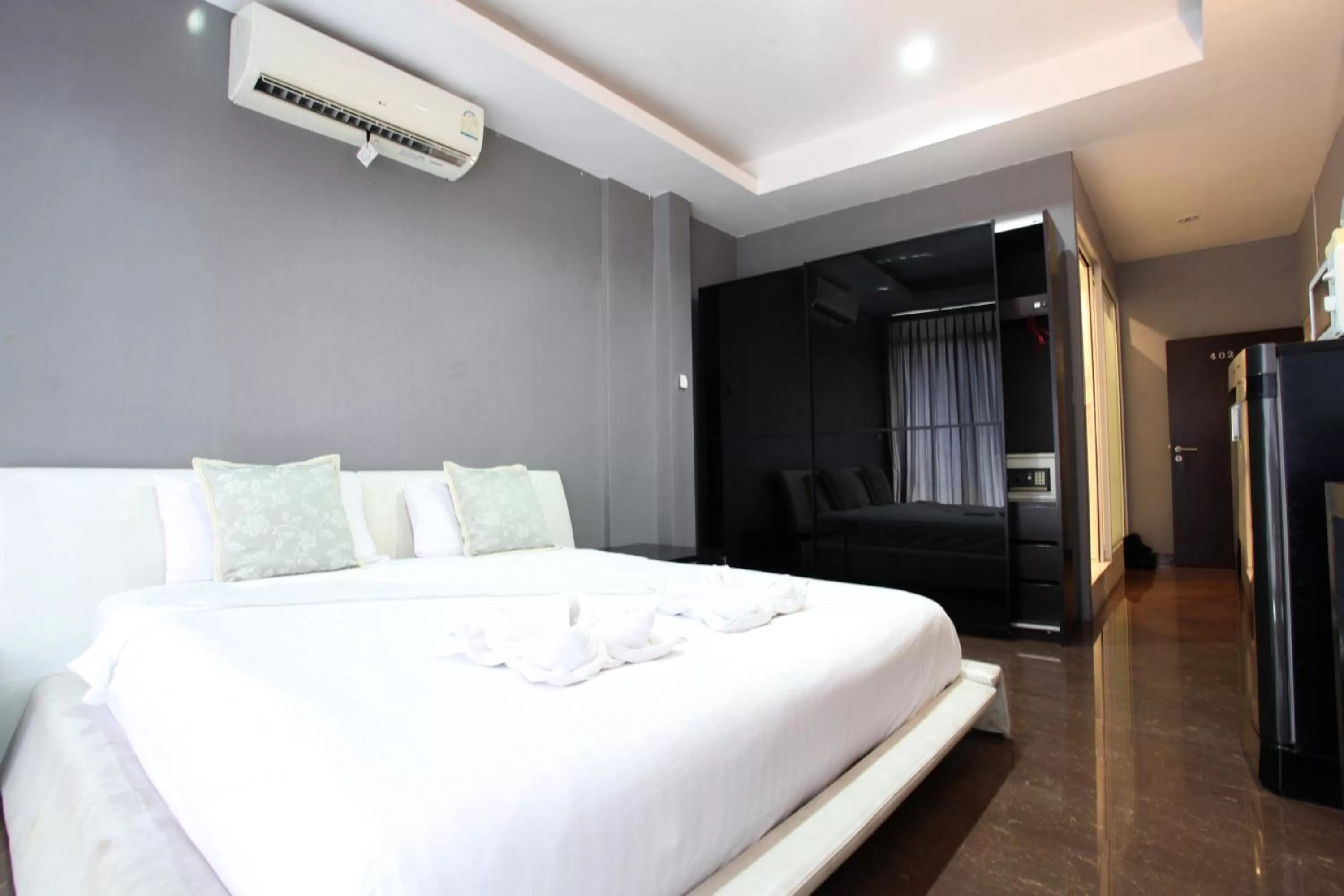 Bed in DEL MAR RESIDENCE