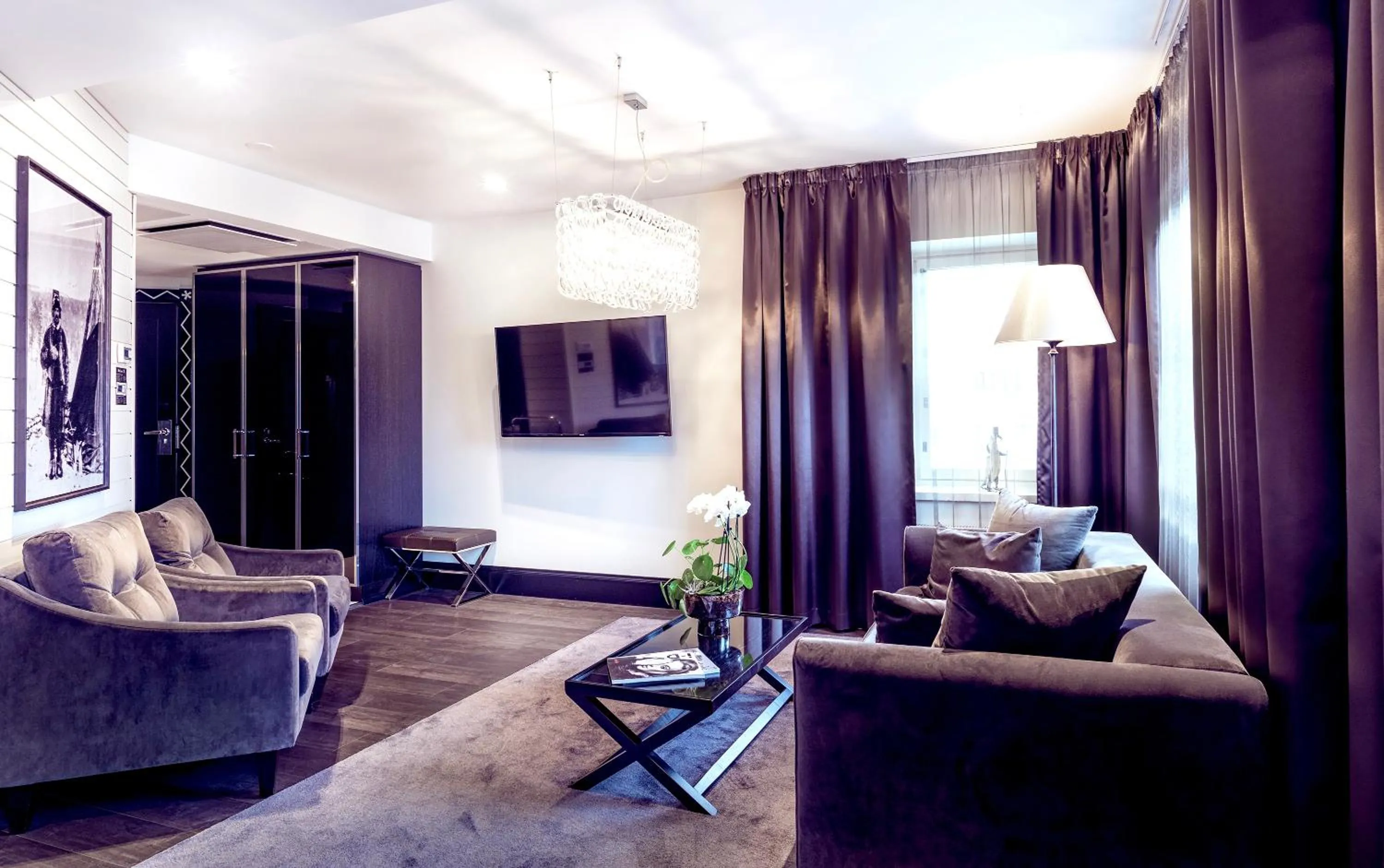 Lounge or bar in Arctic Light Hotel