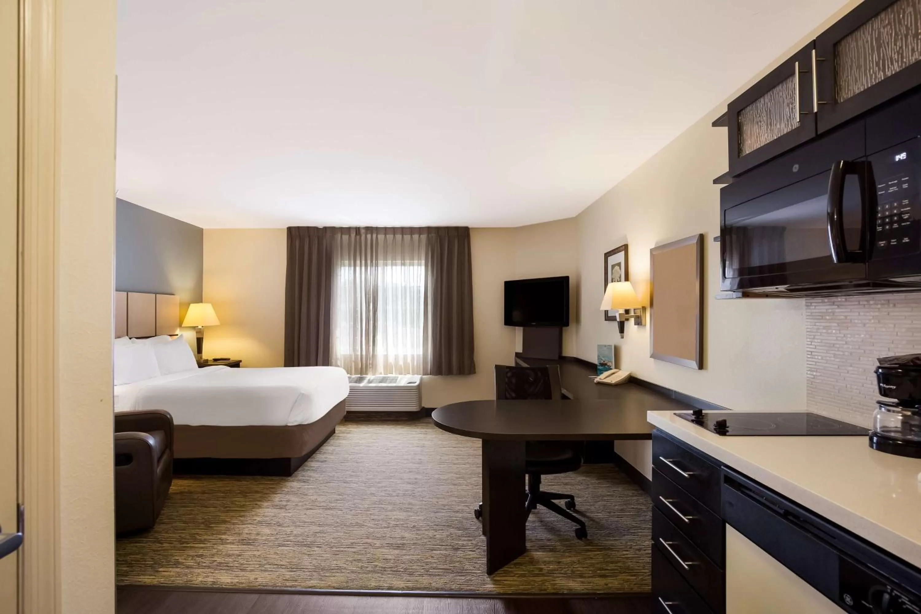 Photo of the whole room, Bed in Sonesta Simply Suites St Louis Earth City