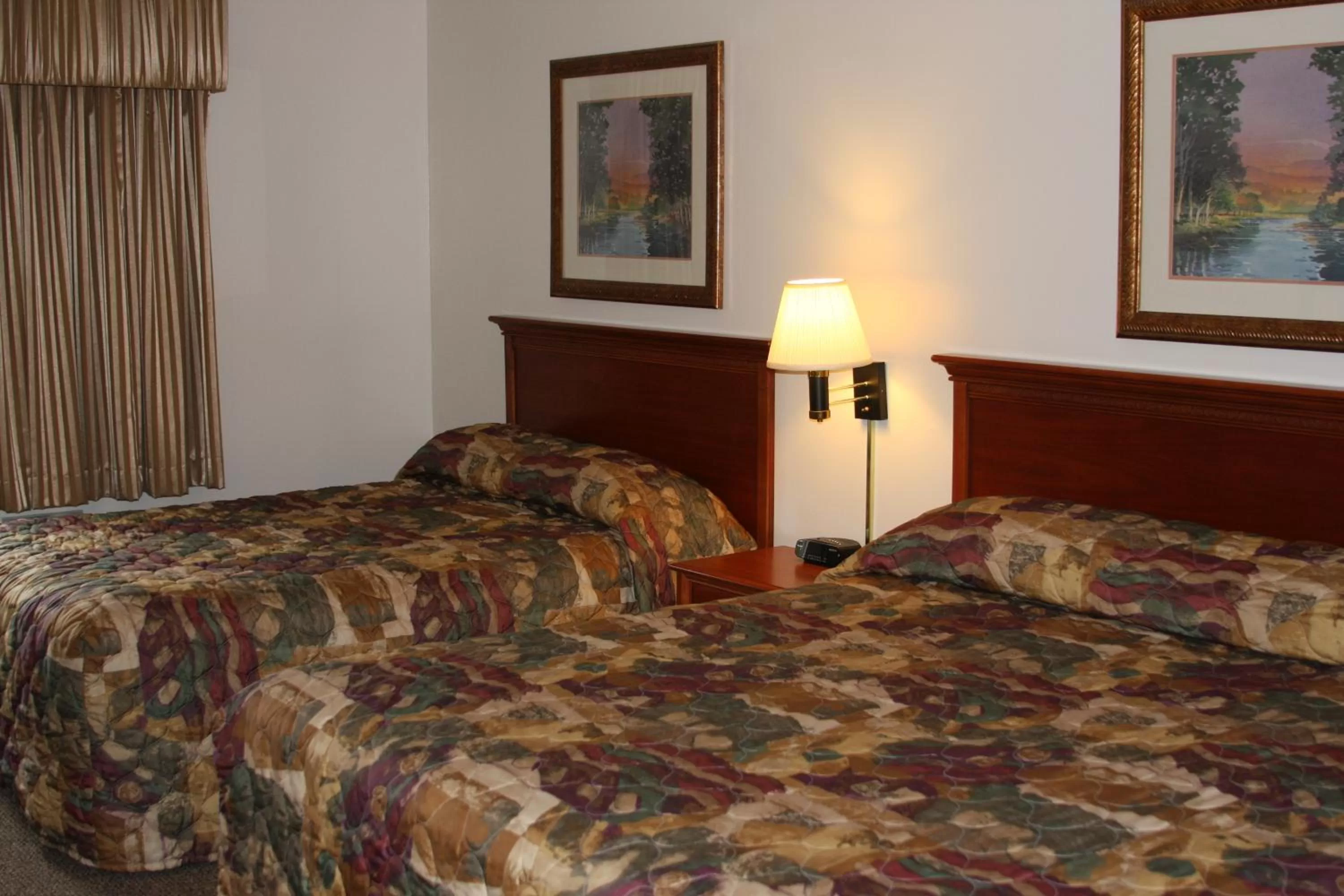 Bed in Gladstone Inn and Suites
