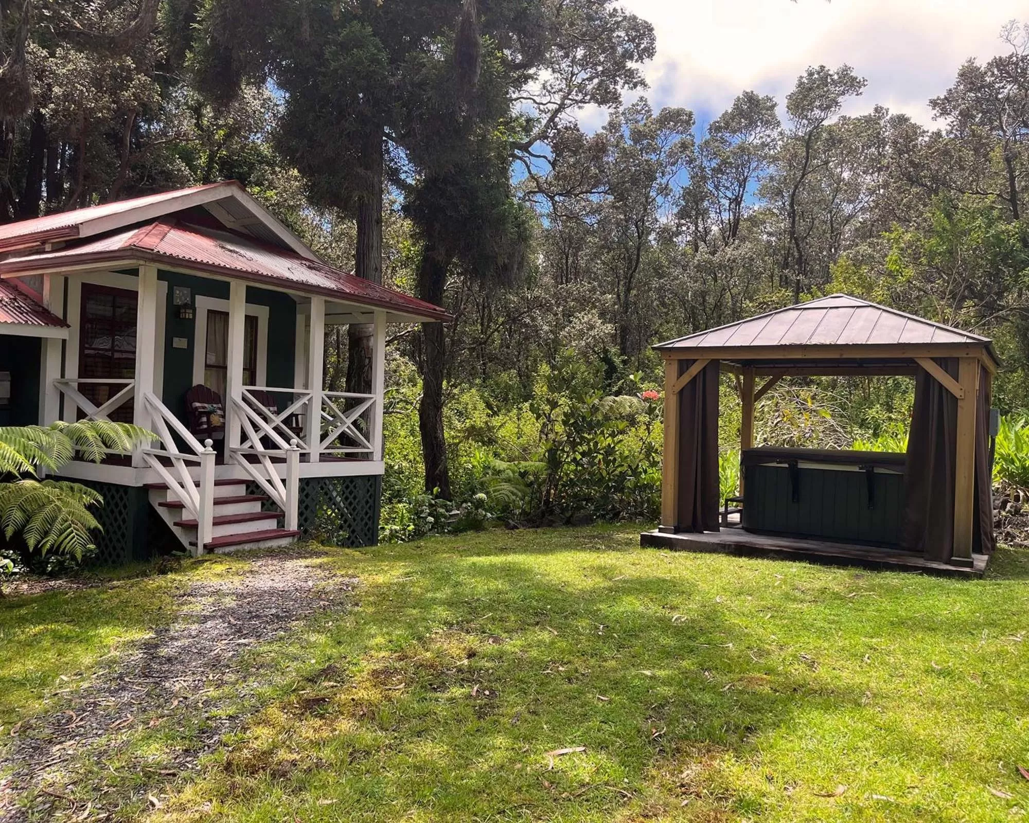 Hot Tub, Property Building in Volcano Village Estates