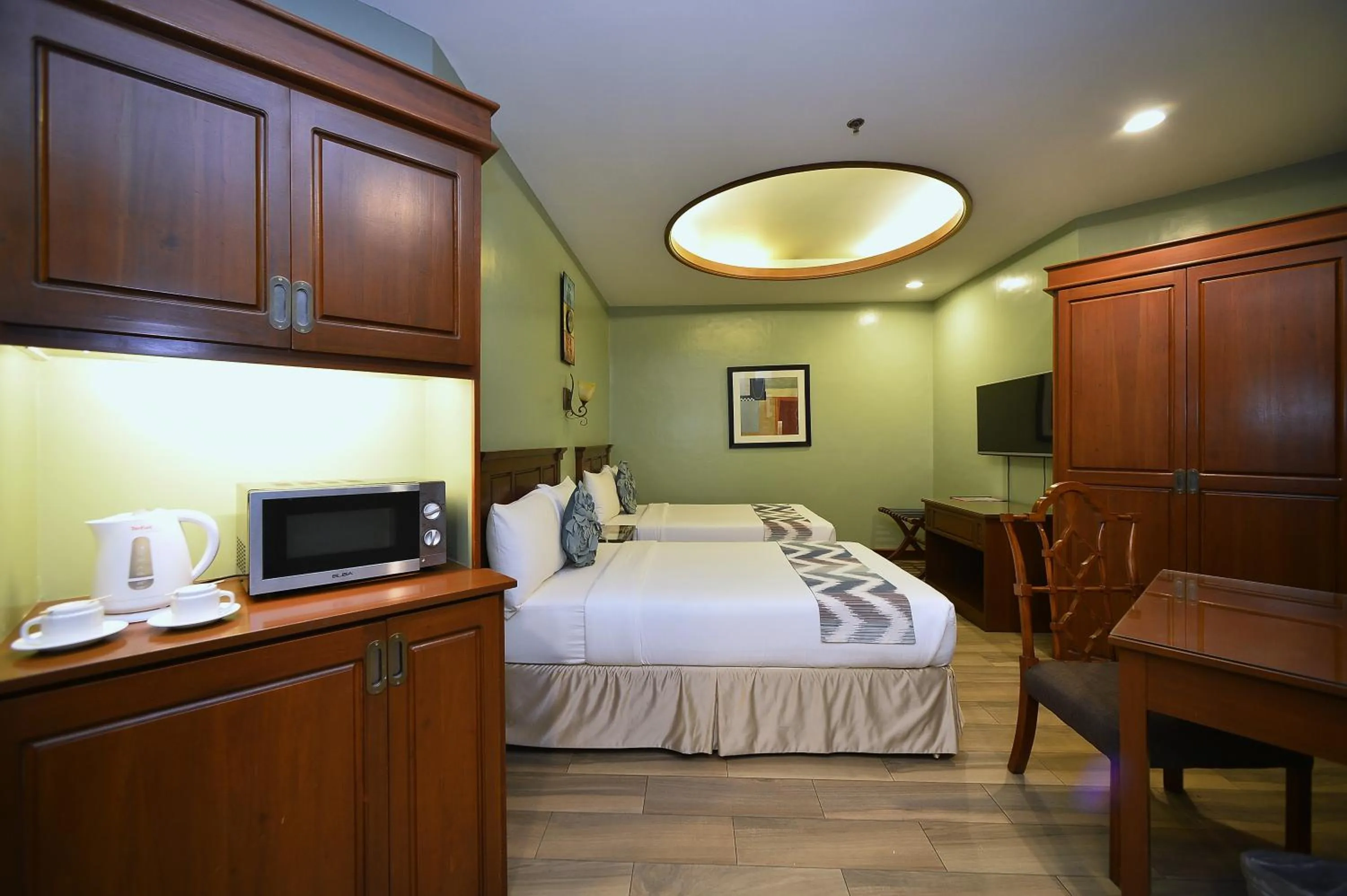 Kitchen or kitchenette, Bed in Paragon Hotel and Suites