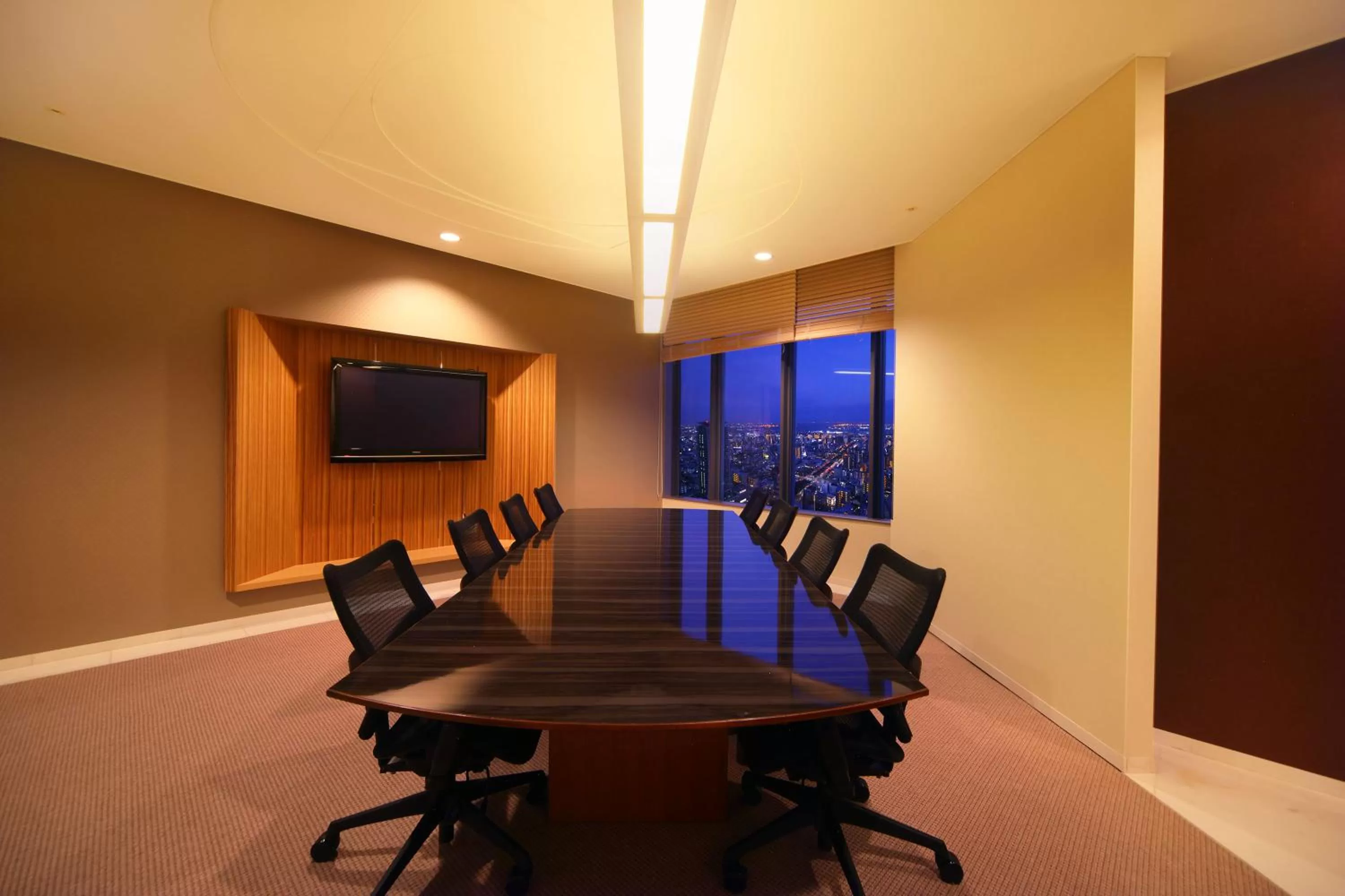 Lounge or bar in ANA Crowne Plaza Kobe by IHG