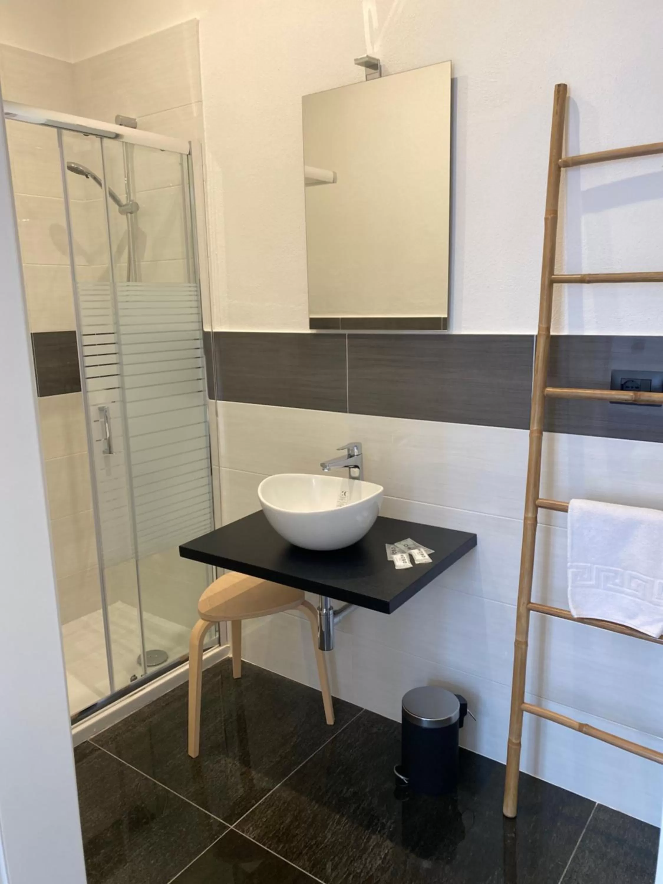 Bathroom in Hall inn B&B in Chiostro