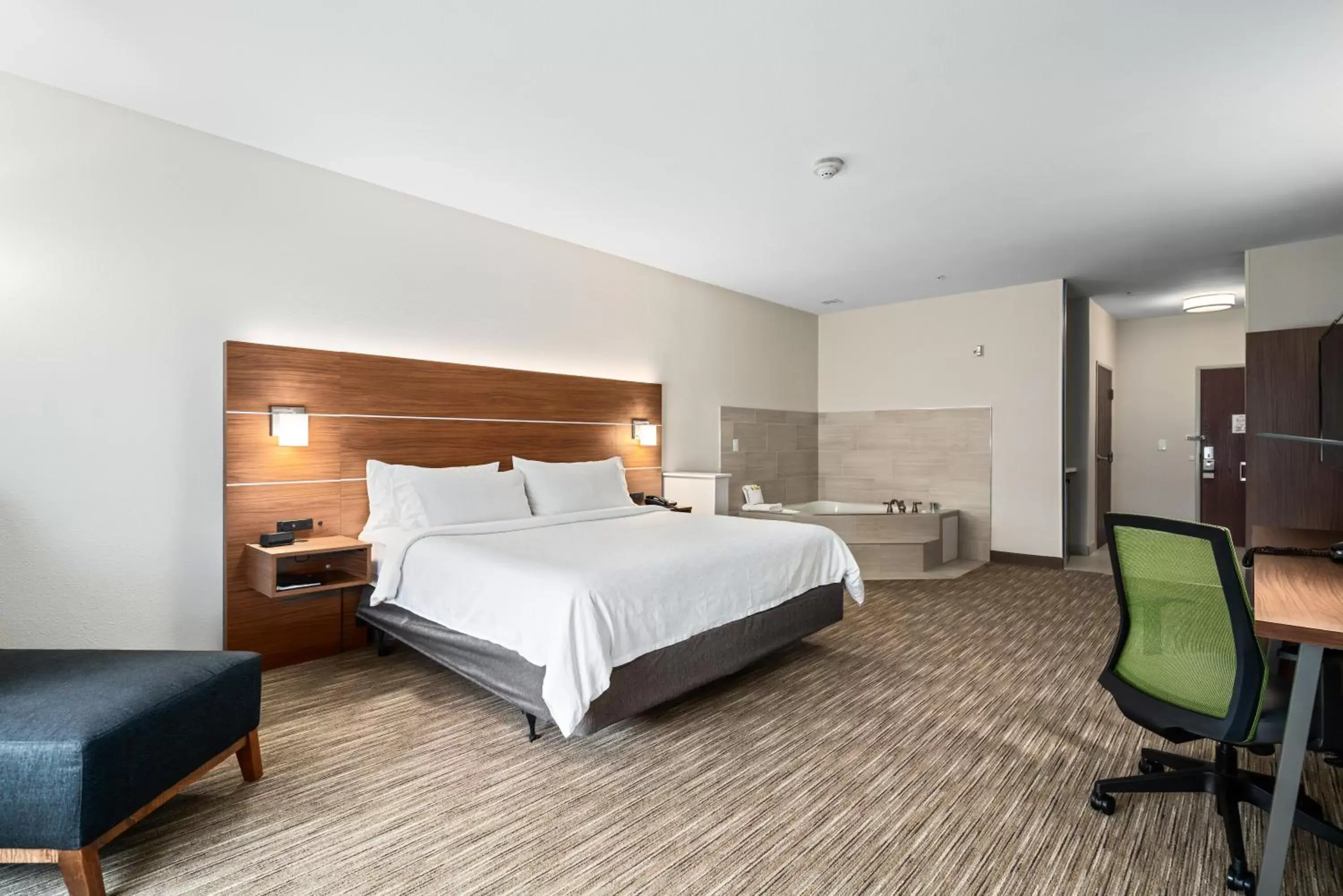 Deluxe King Room - Disability Access in Holiday Inn Express & Suites Van Buren-Fort Smith Area, an IHG Hotel Deluxe King Room - Disability Access in Holiday Inn Express & Suites Van Buren-Fort Smith Area, an IHG Hotel
