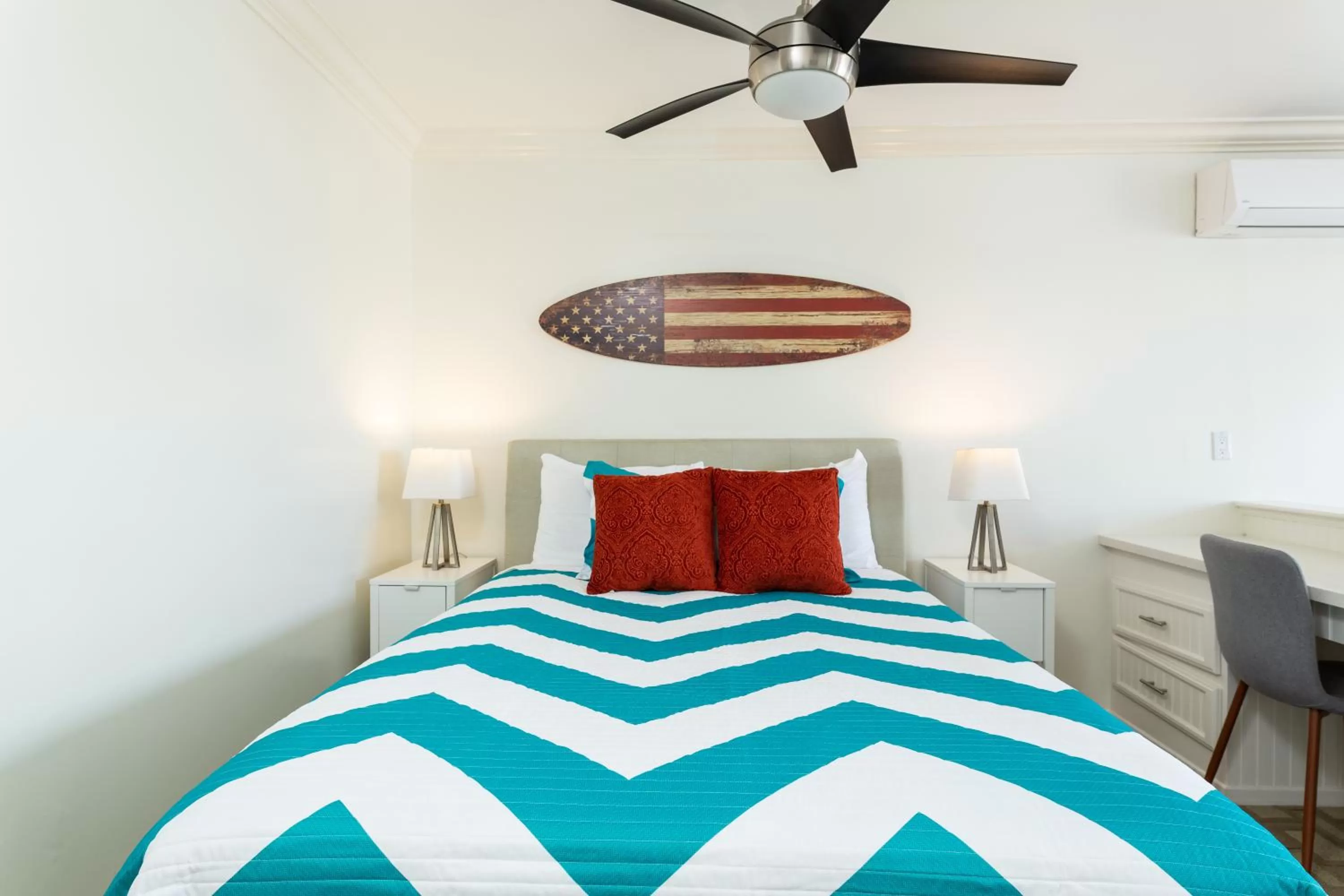 Bedroom, Bed in The Sea View Inn At The Beach