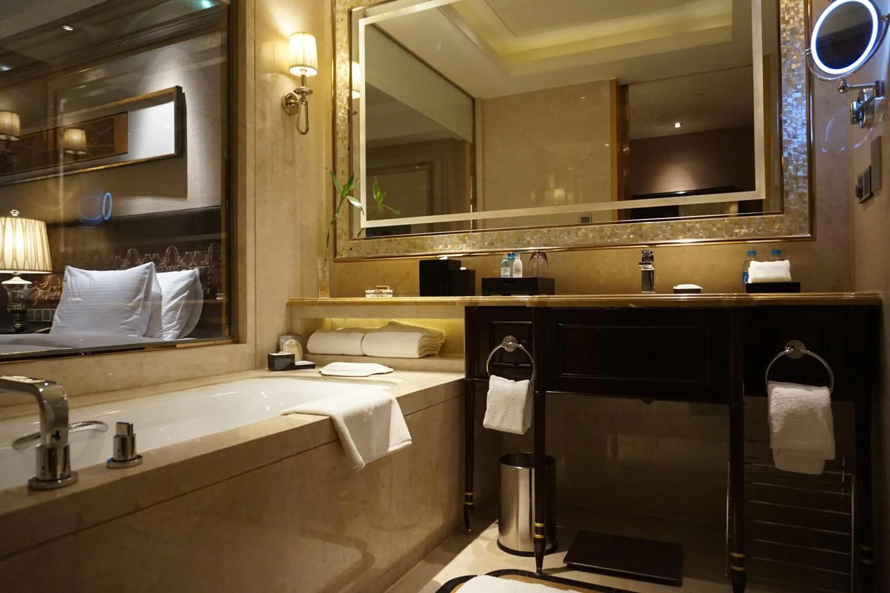 Bathroom, Bed in Wanda Realm Harbin Hotel