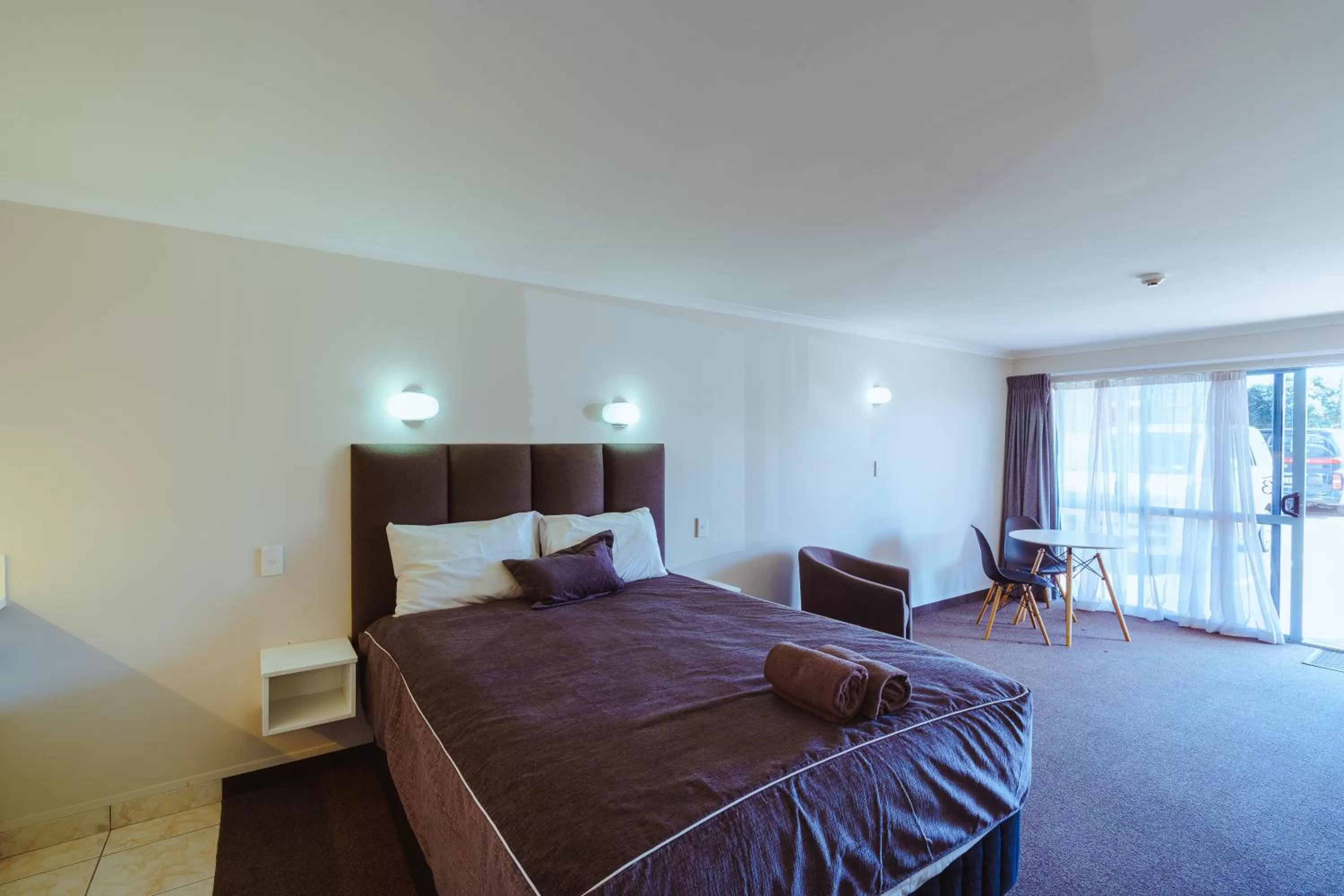 Bed in Anchorage Motor Lodge