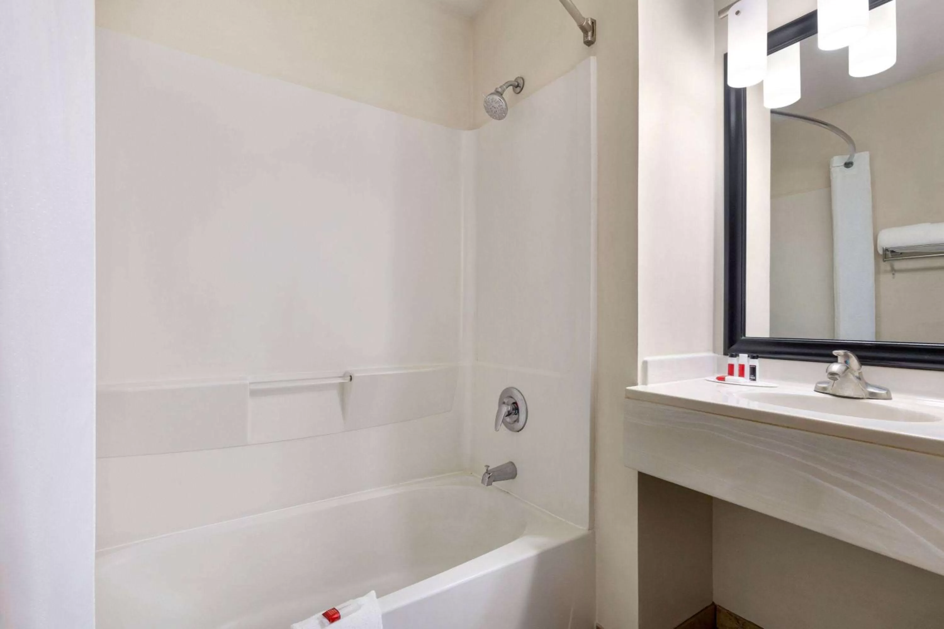 TV and multimedia in Super 8 by Wyndham Grove City