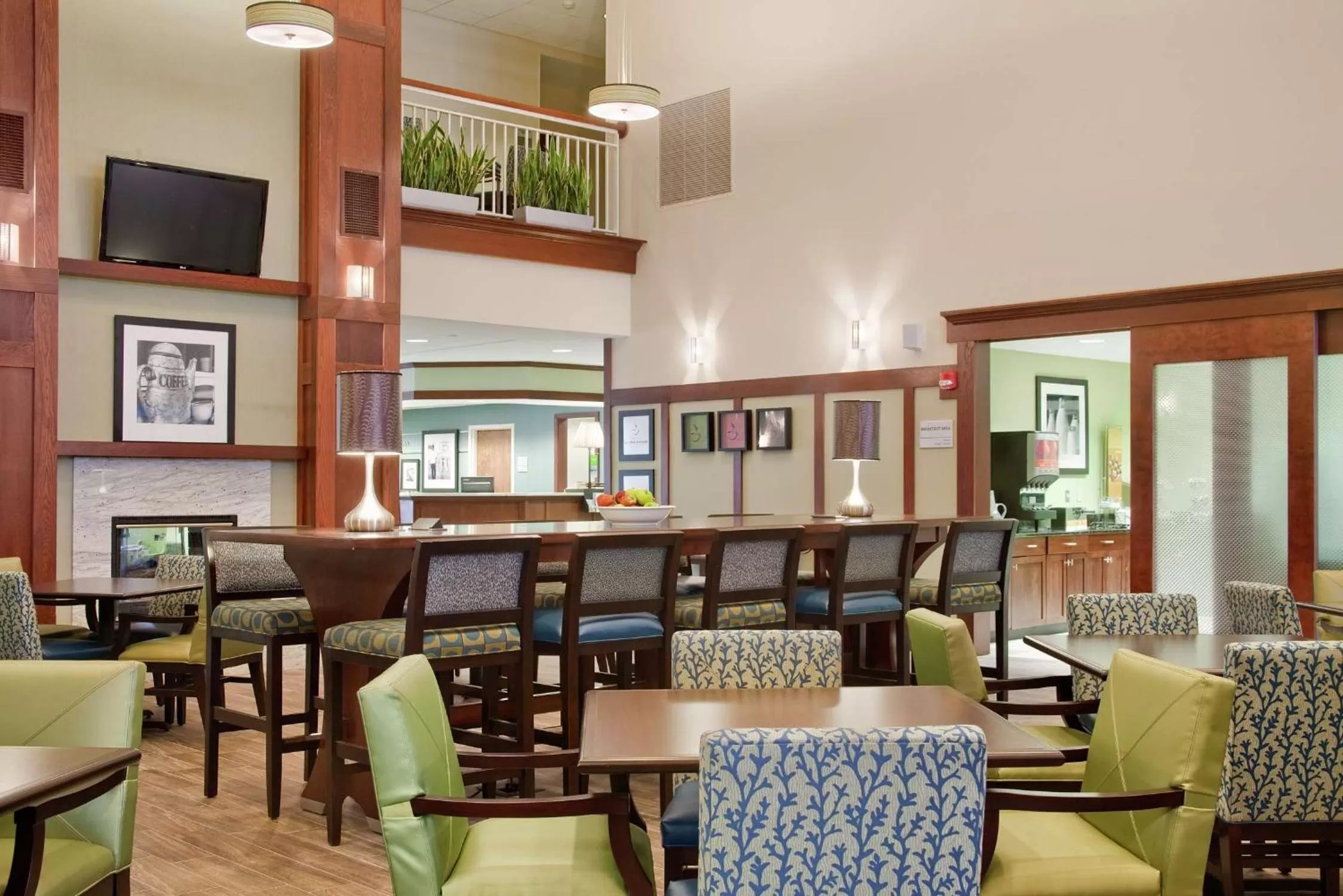 Dining area in Hampton Inn & Suites Providence-Warwick Airport