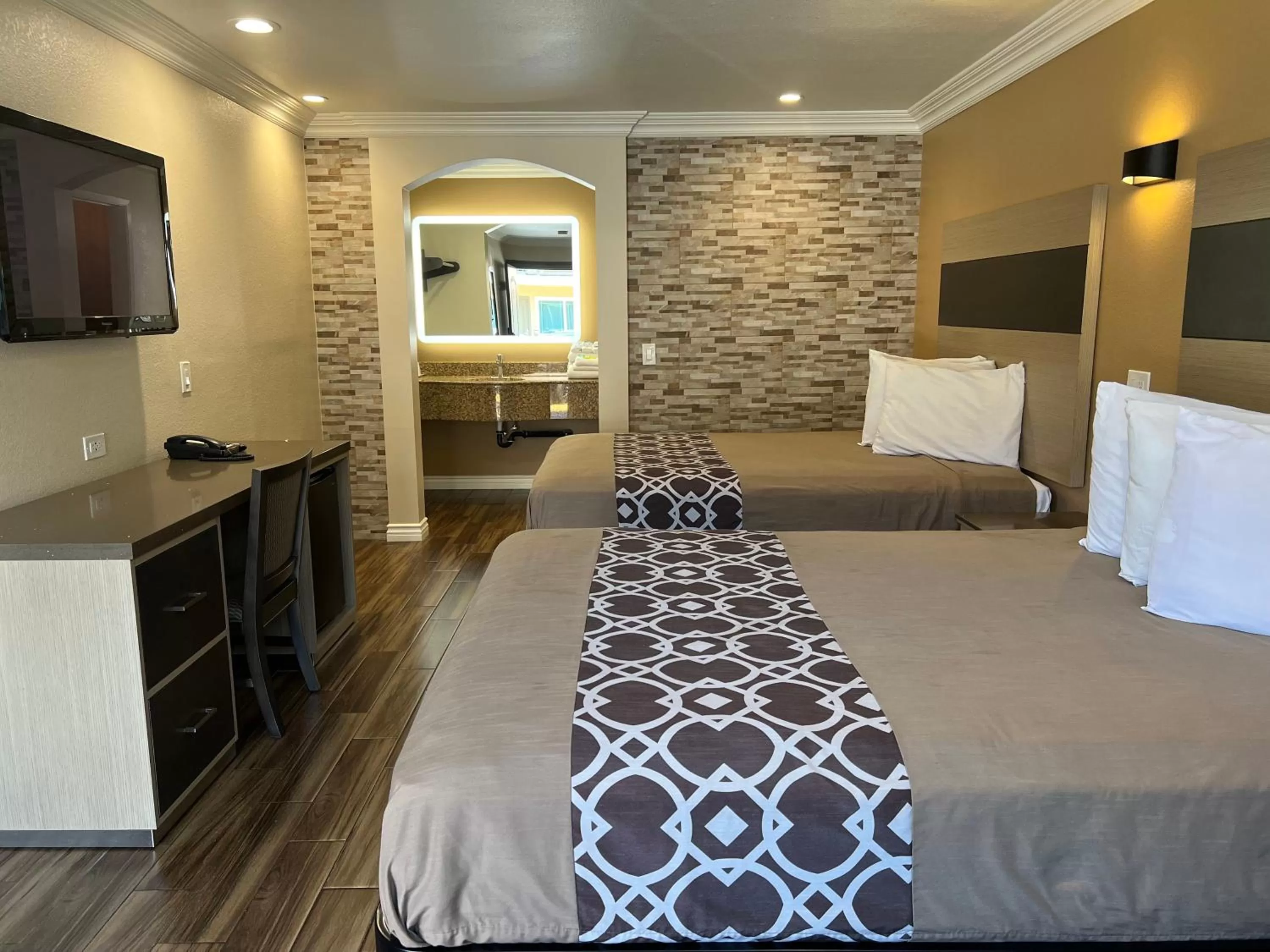 Bed in Industry Inn & Suites