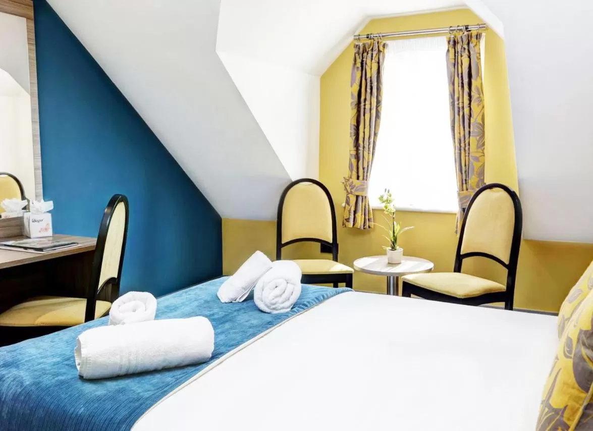 Bed in Stonecross Manor Hotel