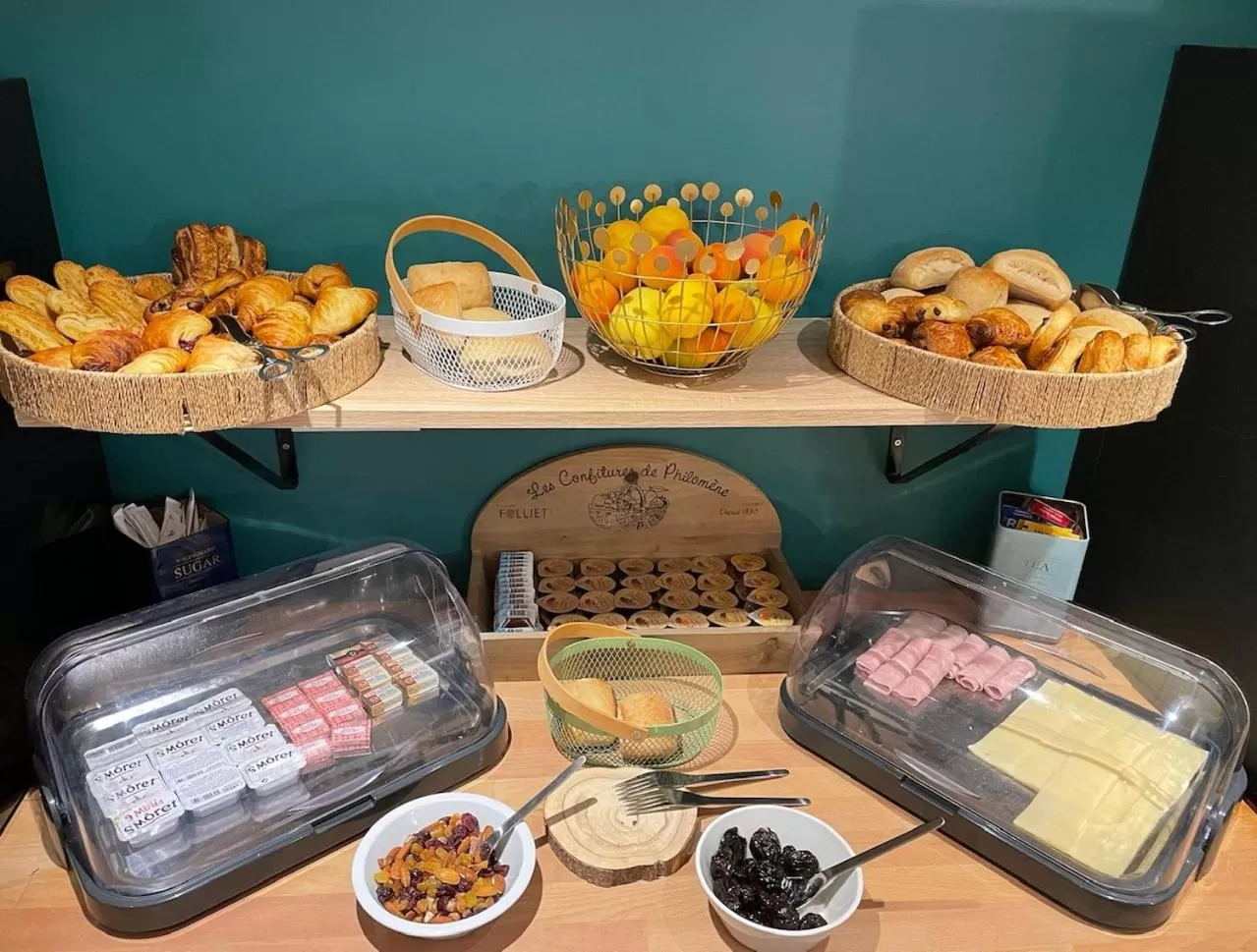 Breakfast in Hôtel Le Thurot- Dijon Centre ville Gare