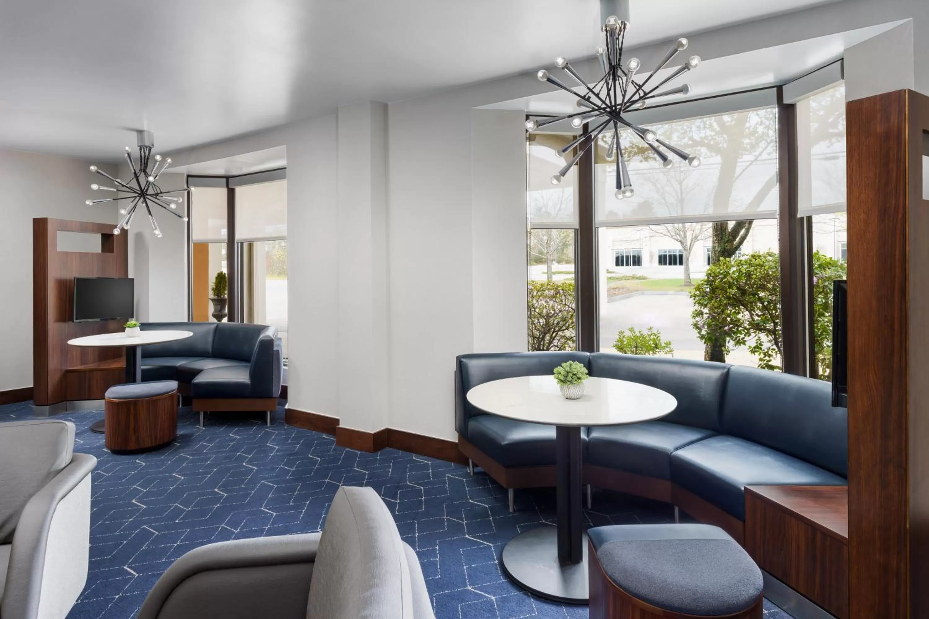 Communal lounge/ TV room in Courtyard Manchester-Boston Regional Airport