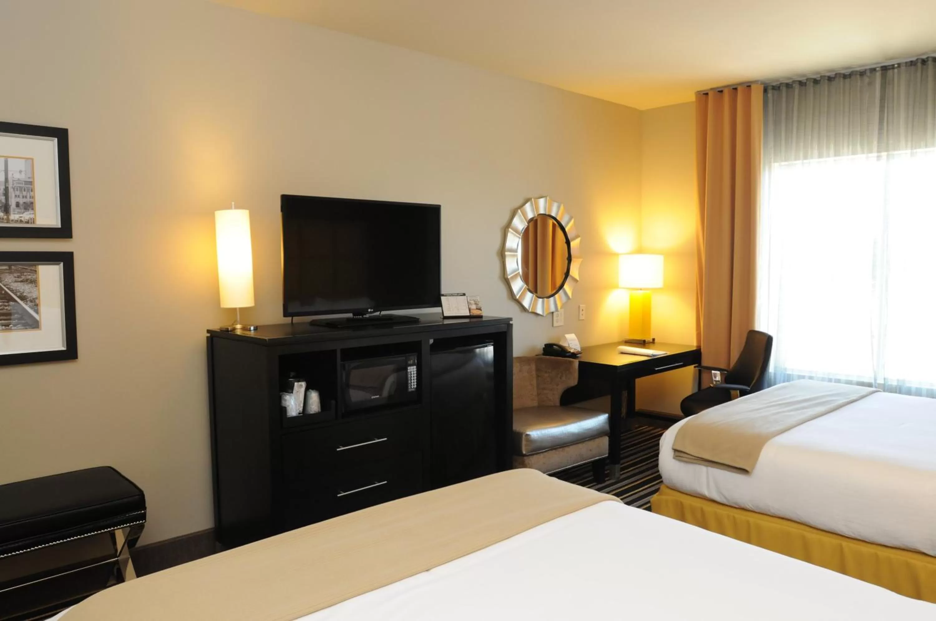 Photo of the whole room, Bed in Holiday Inn Express Covington-Madisonville by IHG