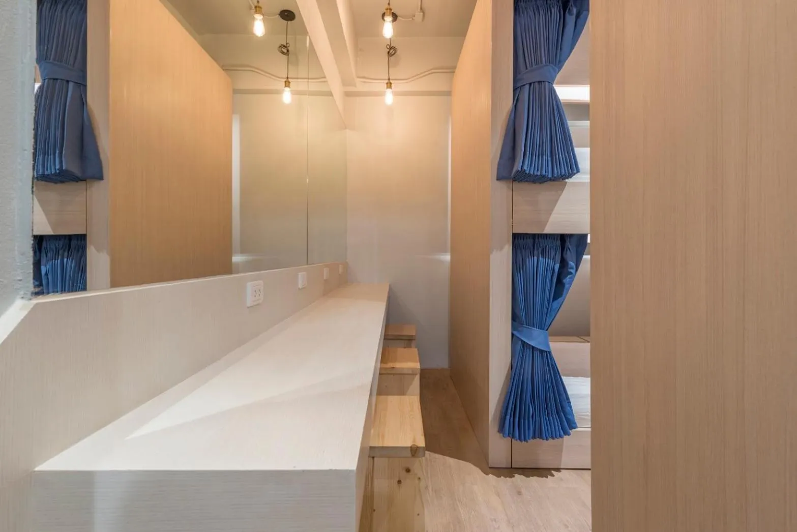 Kinnon Deluxe Hostel Coworking Cafe