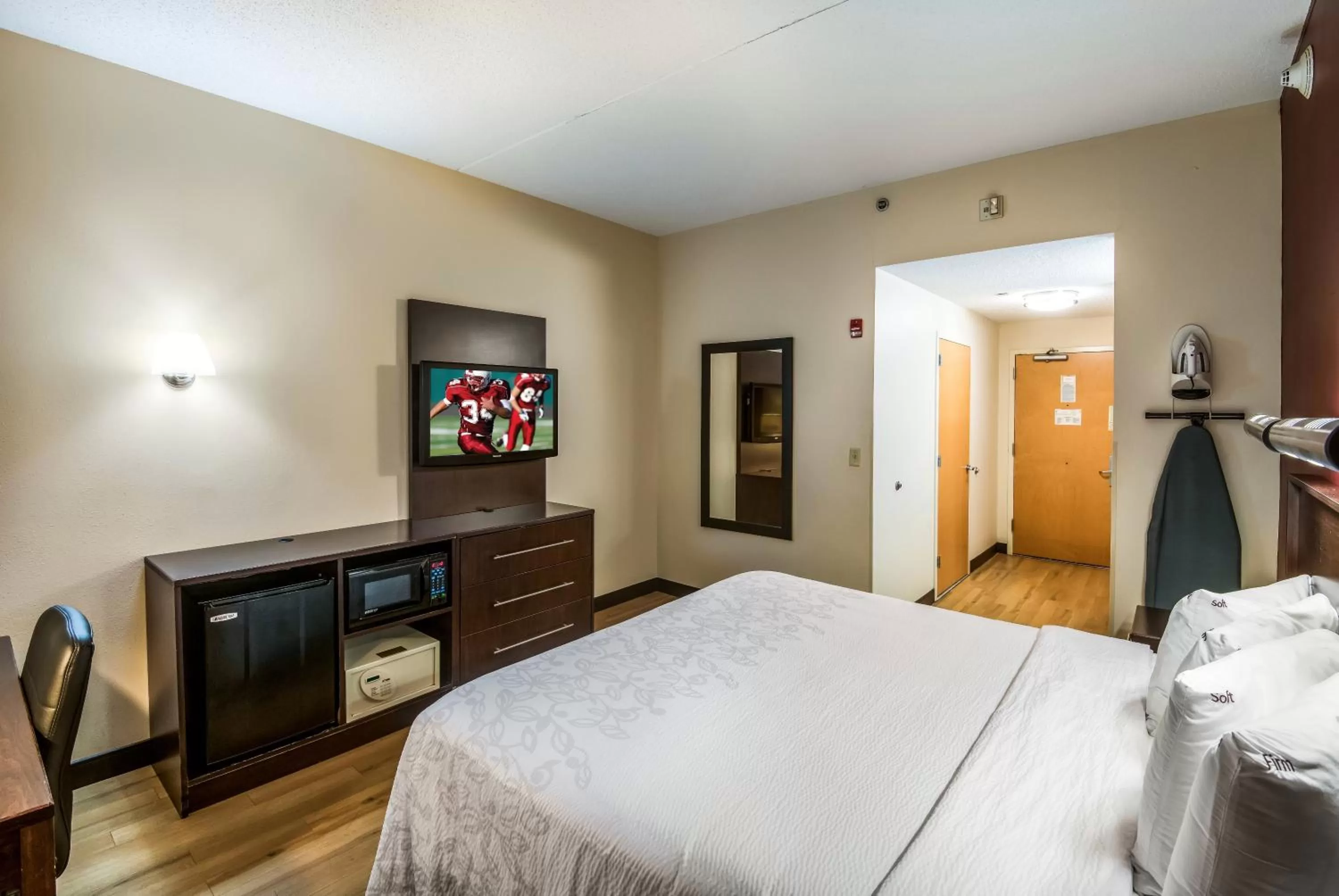 Photo of the whole room, Bed in Red Roof PLUS Long Island - Garden City