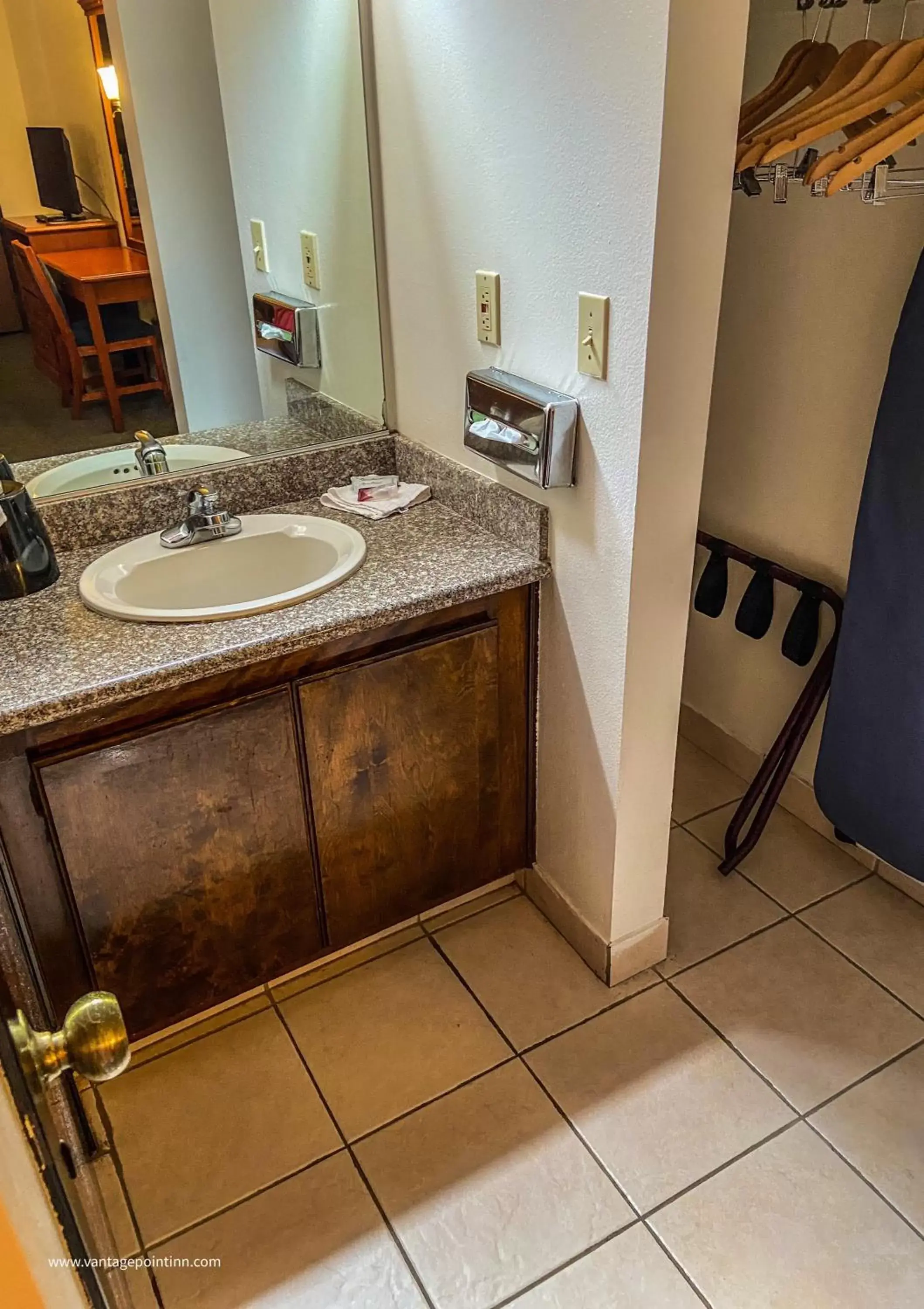 King Room - Smoking in Vantage Point Inn - Woodland Hills King Room - Smoking in Vantage Point Inn - Woodland Hills