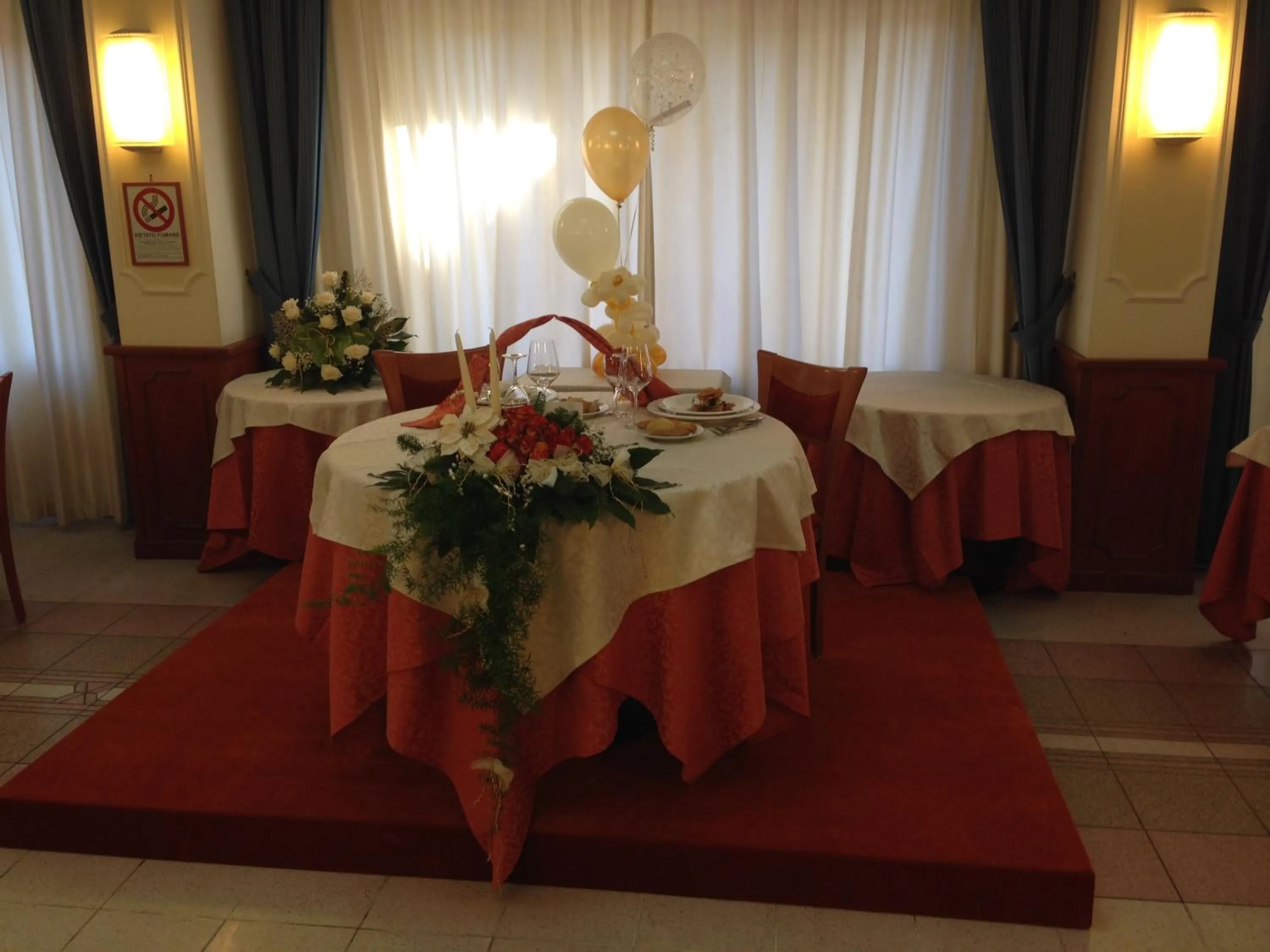 Restaurant/places to eat in Hotel Niagara