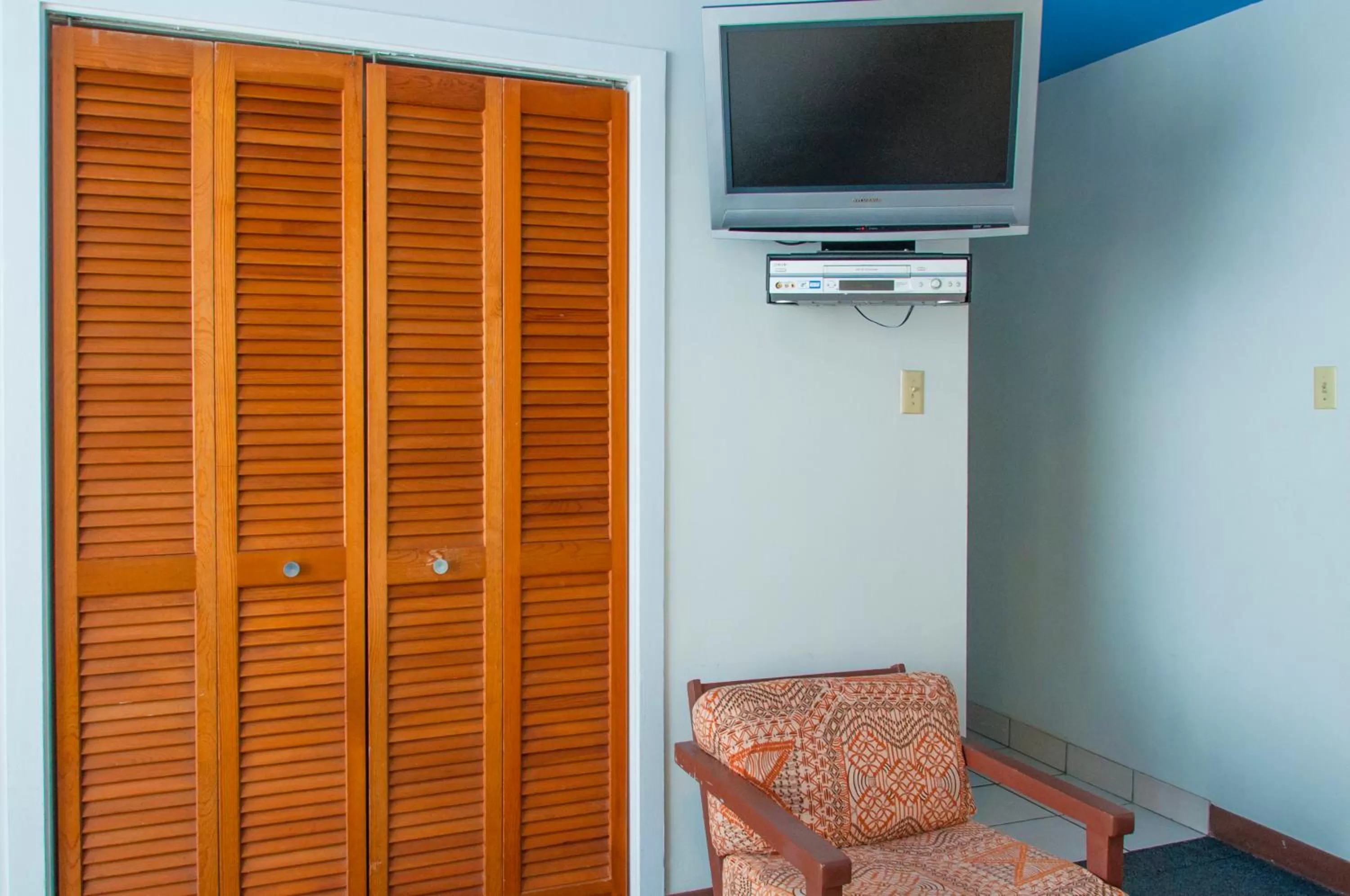 TV and multimedia in Holiday Surf Hotel (with full kitchen)