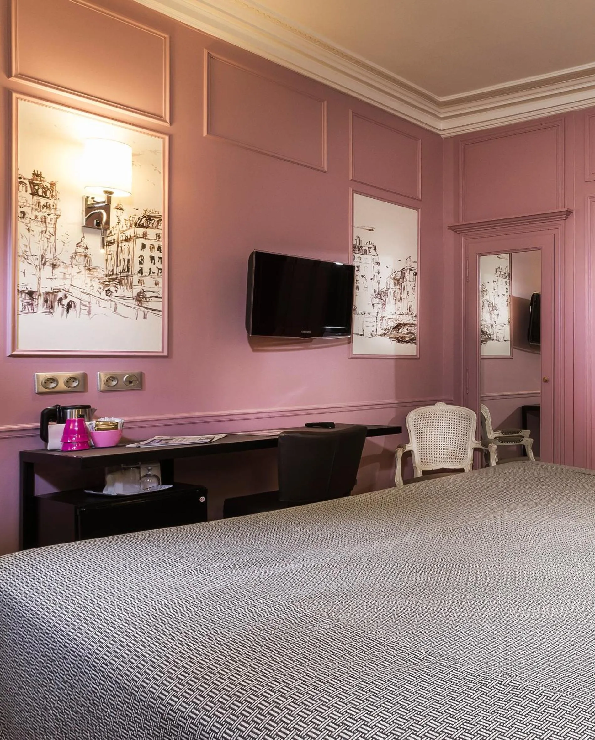 Bed in Hotel Concortel Paris