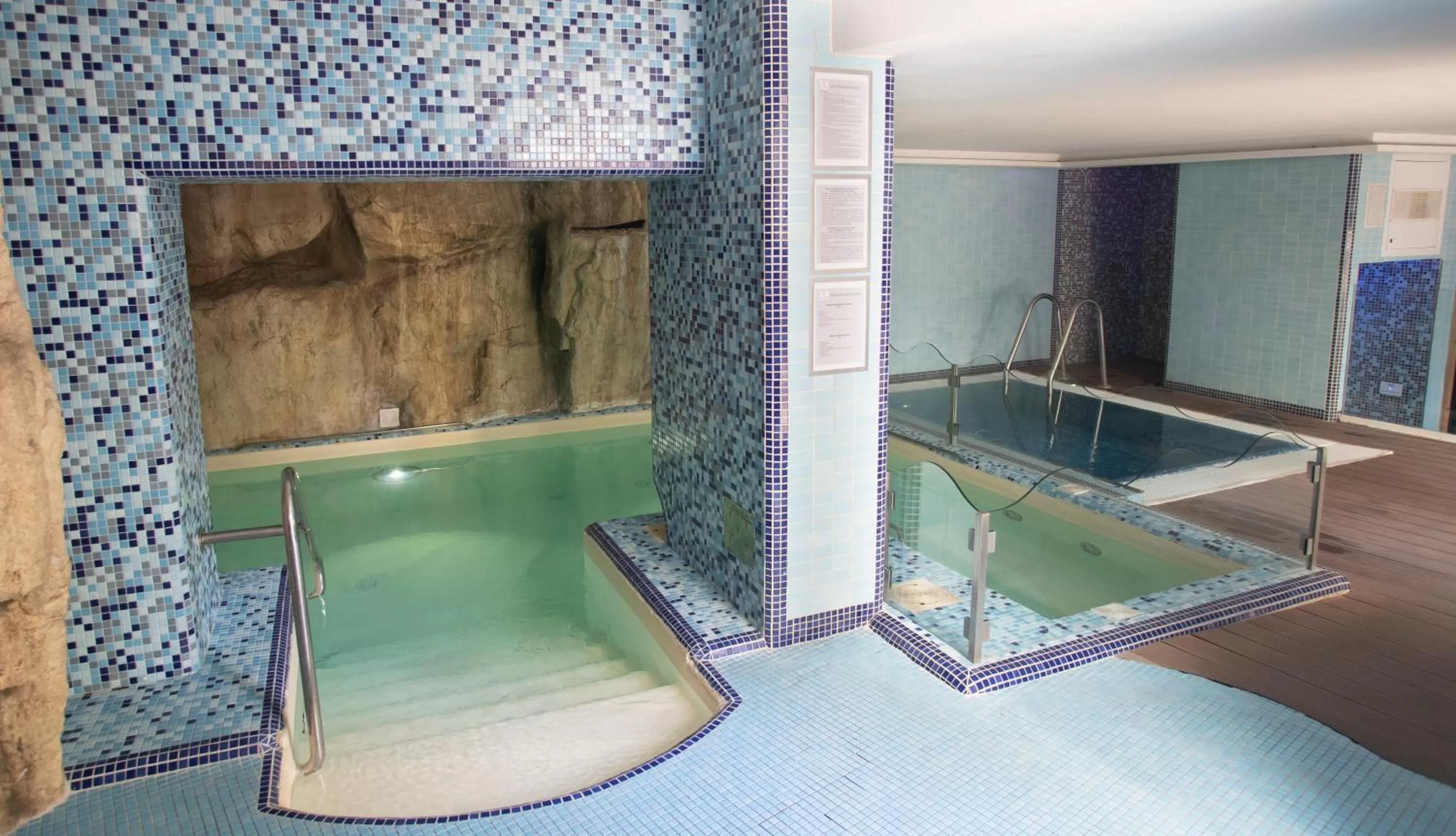 Swimming pool in Hotel Villa Luisa