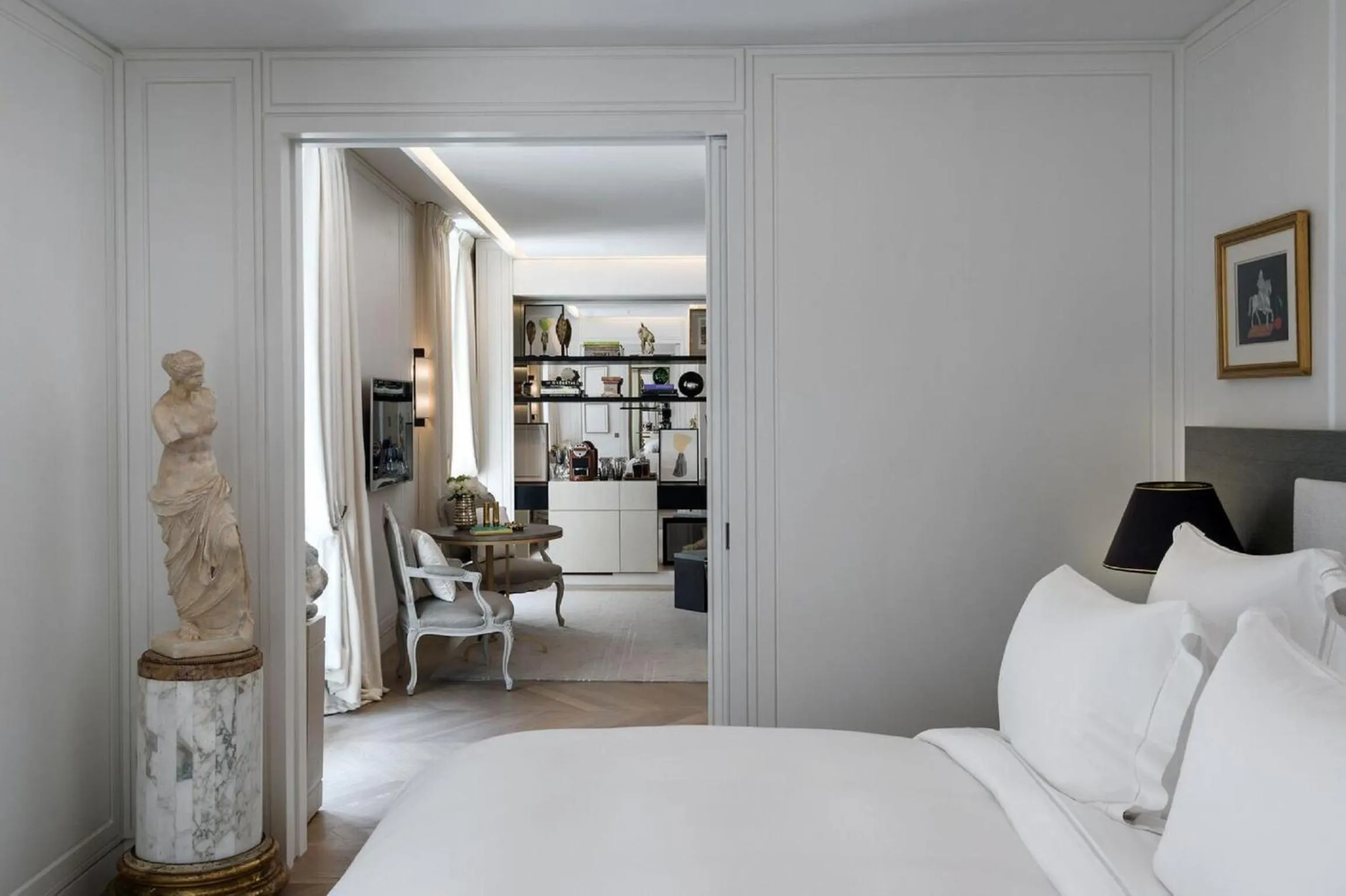 Living room, Bed in Hotel de Crillon