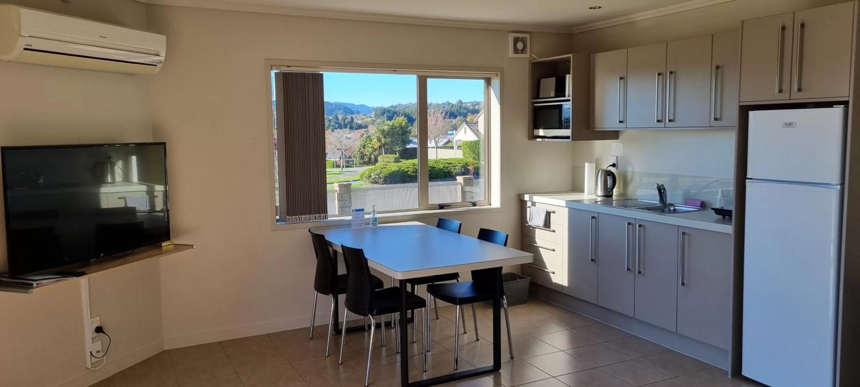 Kitchen or kitchenette in Rotorua Views B&B/Apartment