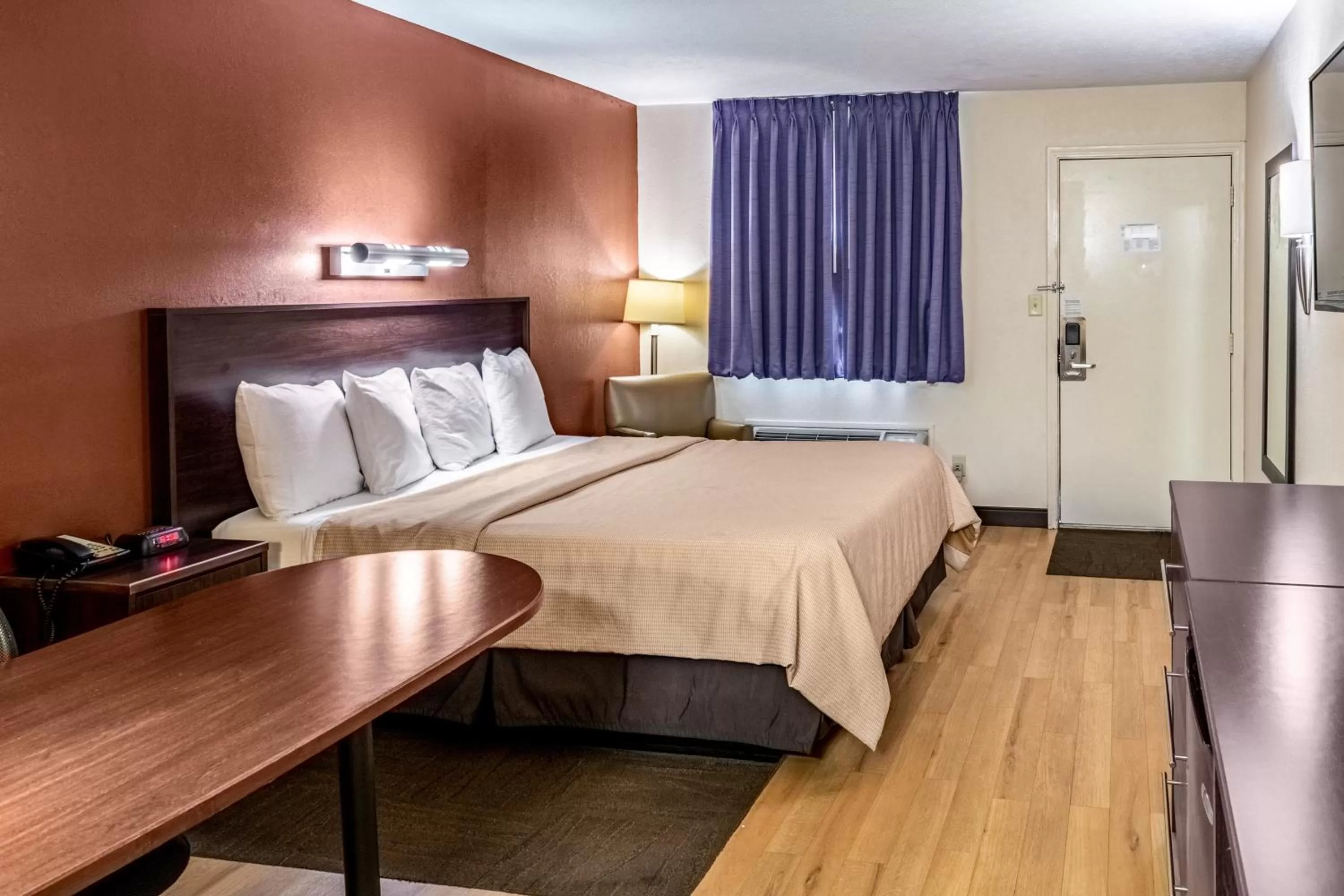 Bedroom, Bed in Red Roof Inn Columbus - Taylorsville