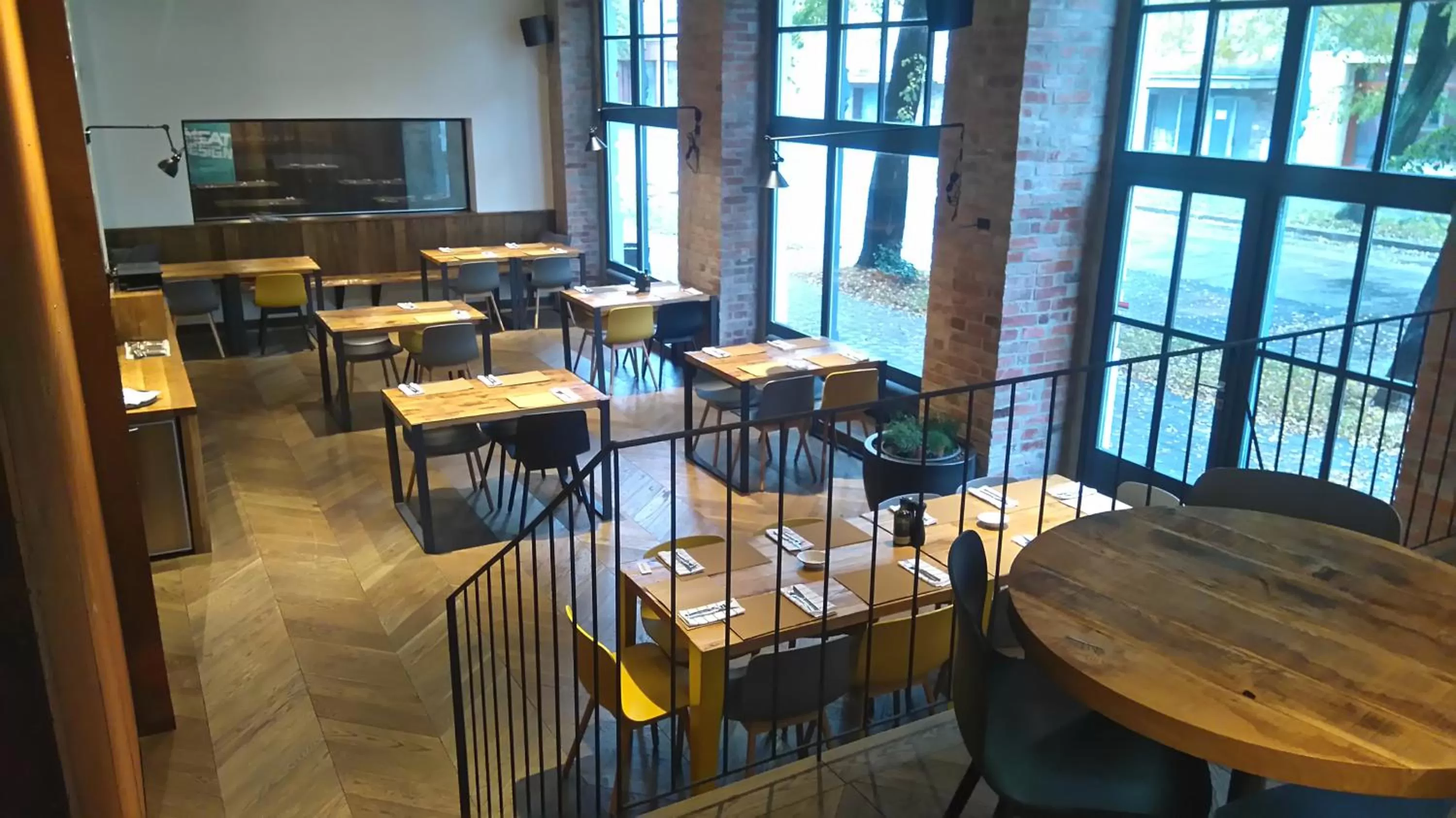 Restaurant/places to eat in Hotel city.city