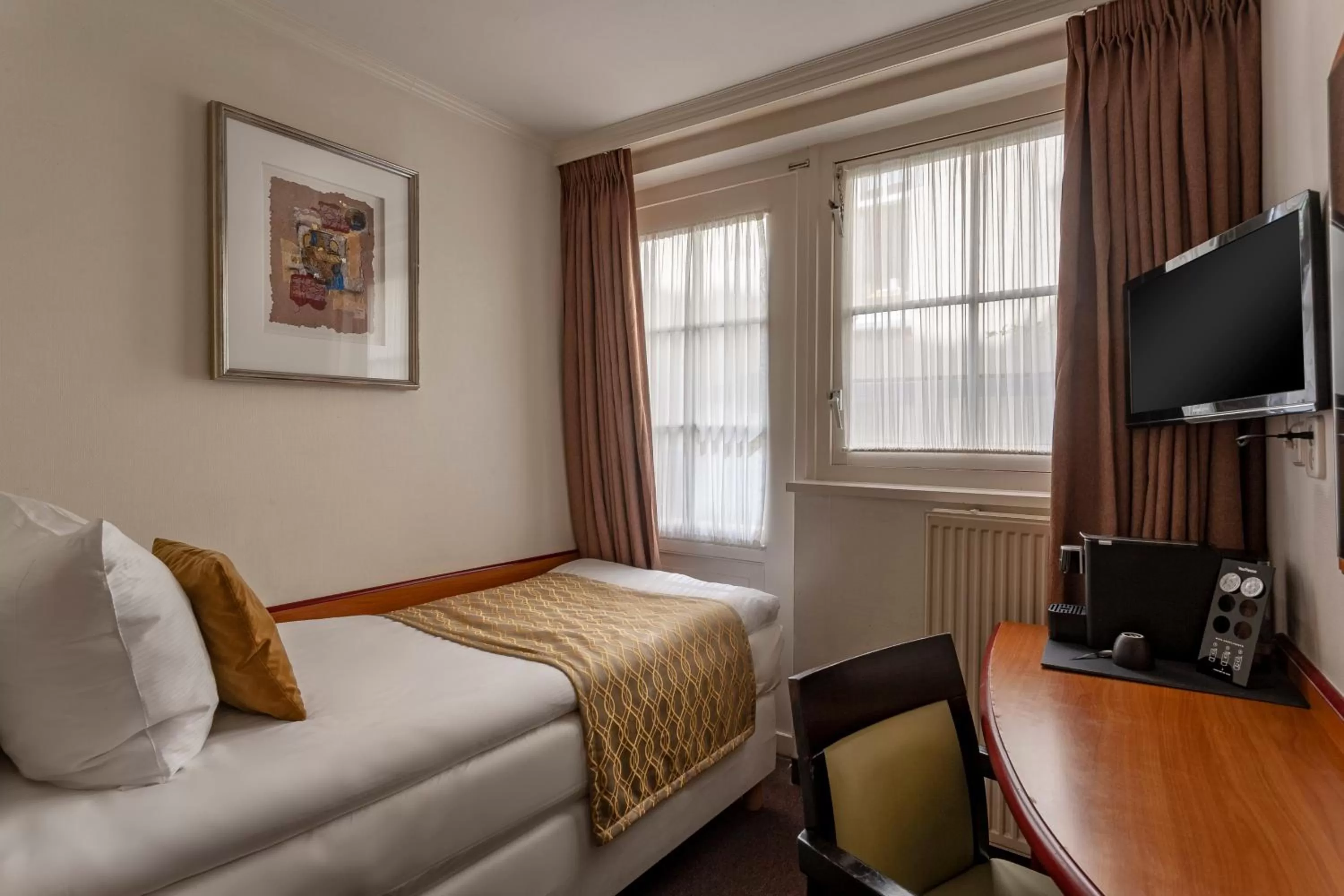 Photo of the whole room, Bed in Avenue Hotel