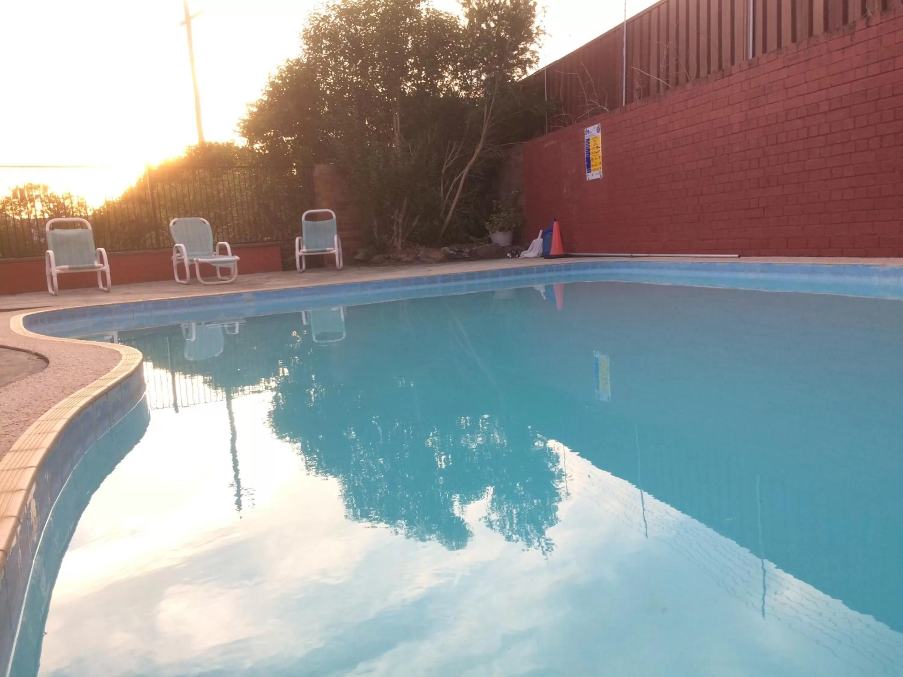 Swimming pool in Riverview Motor Inn