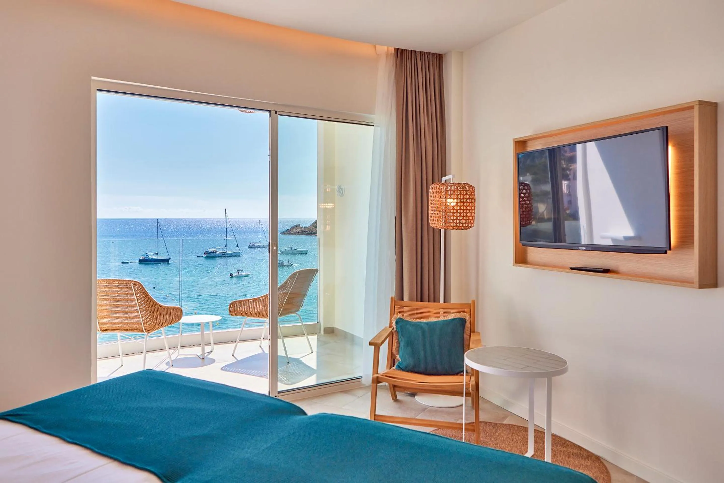 TV and multimedia, Bed in Universal Hotel Aquamarin