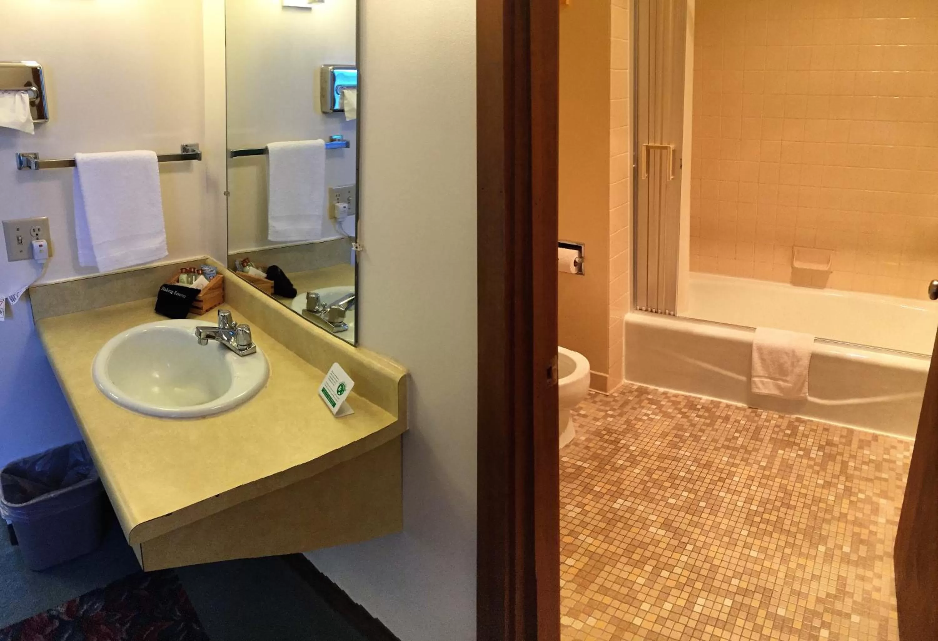 Bed in Cedar Motor Inn