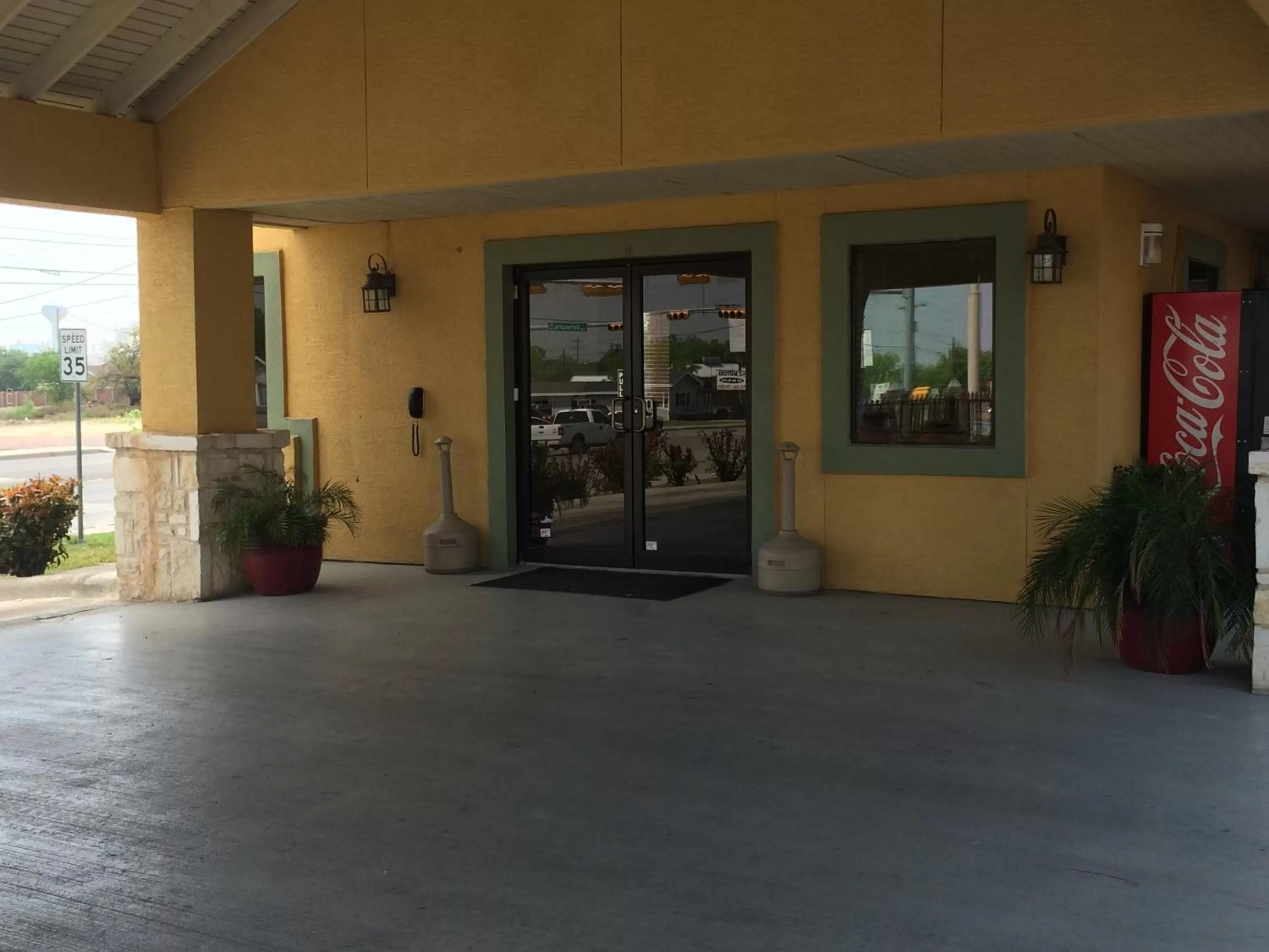 Facade/entrance in Country Hill Inn & Suite Eagle Pass