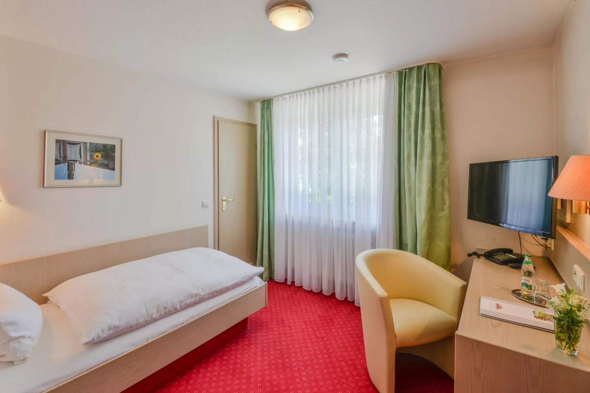 Photo of the whole room, Bed in Mayers Waldhorn - zwischen Reutlingen und Tübingen