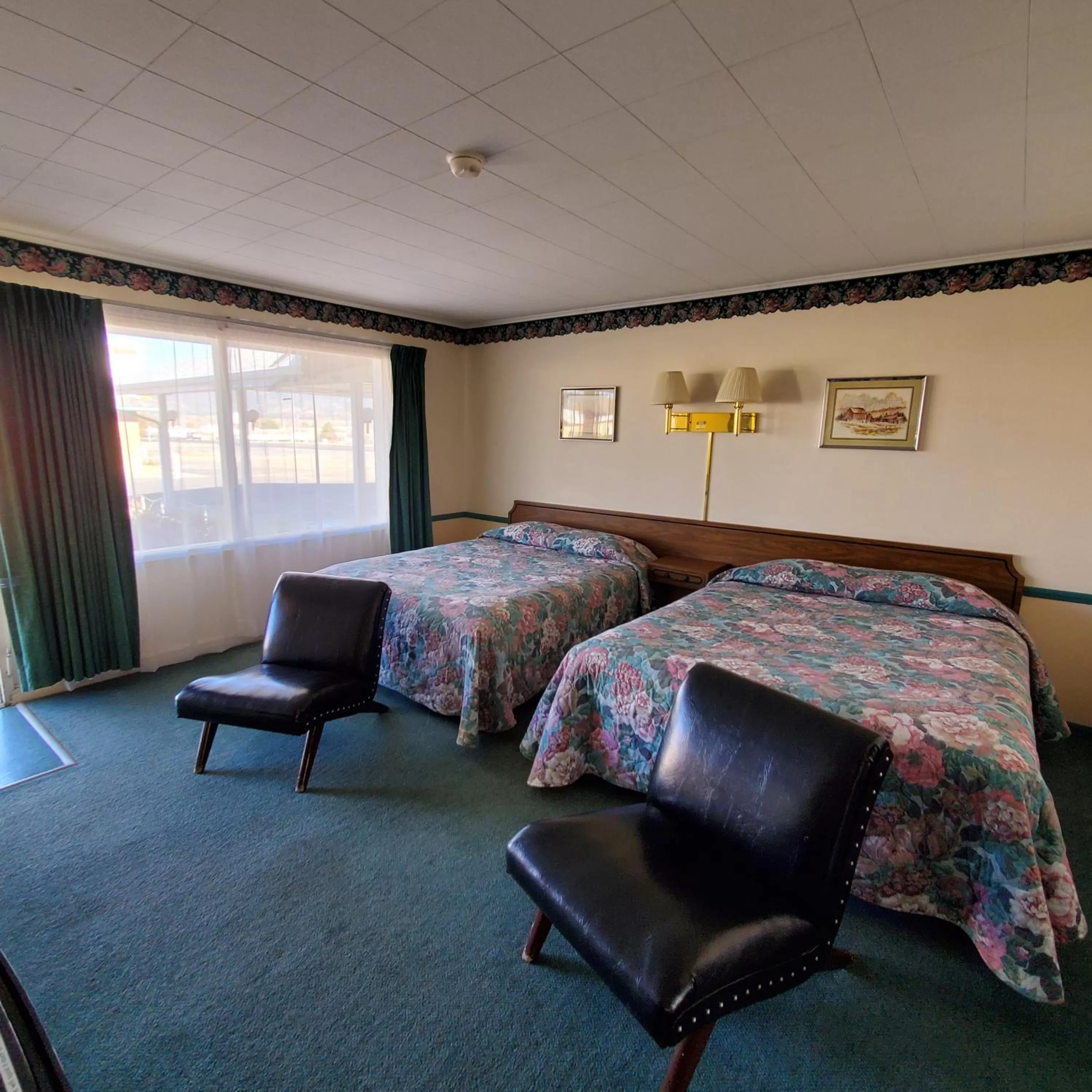 Bed in Robin Hood Motel