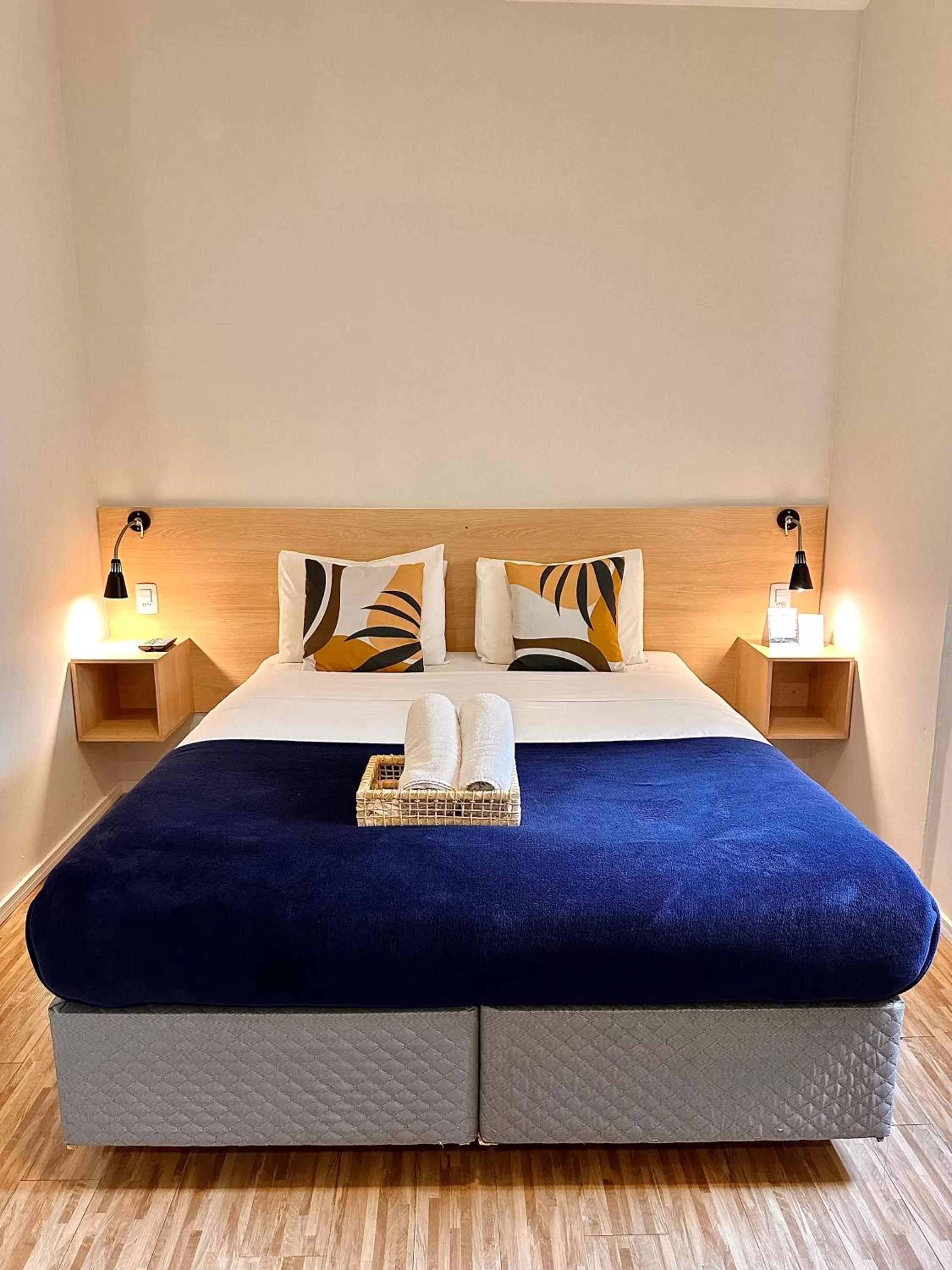 Photo of the whole room, Bed in Injoy Suítes & Aparts