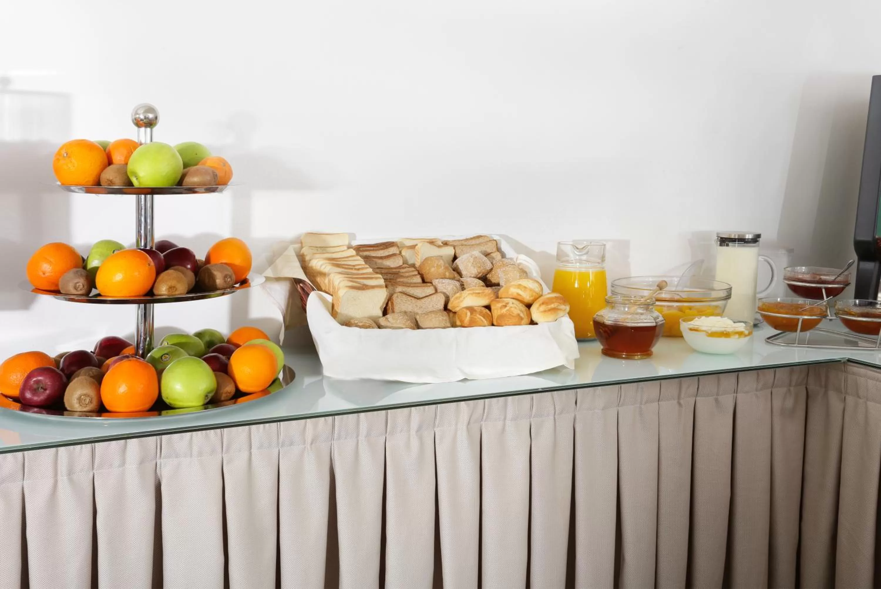 Restaurant/places to eat in Attalos Hotel