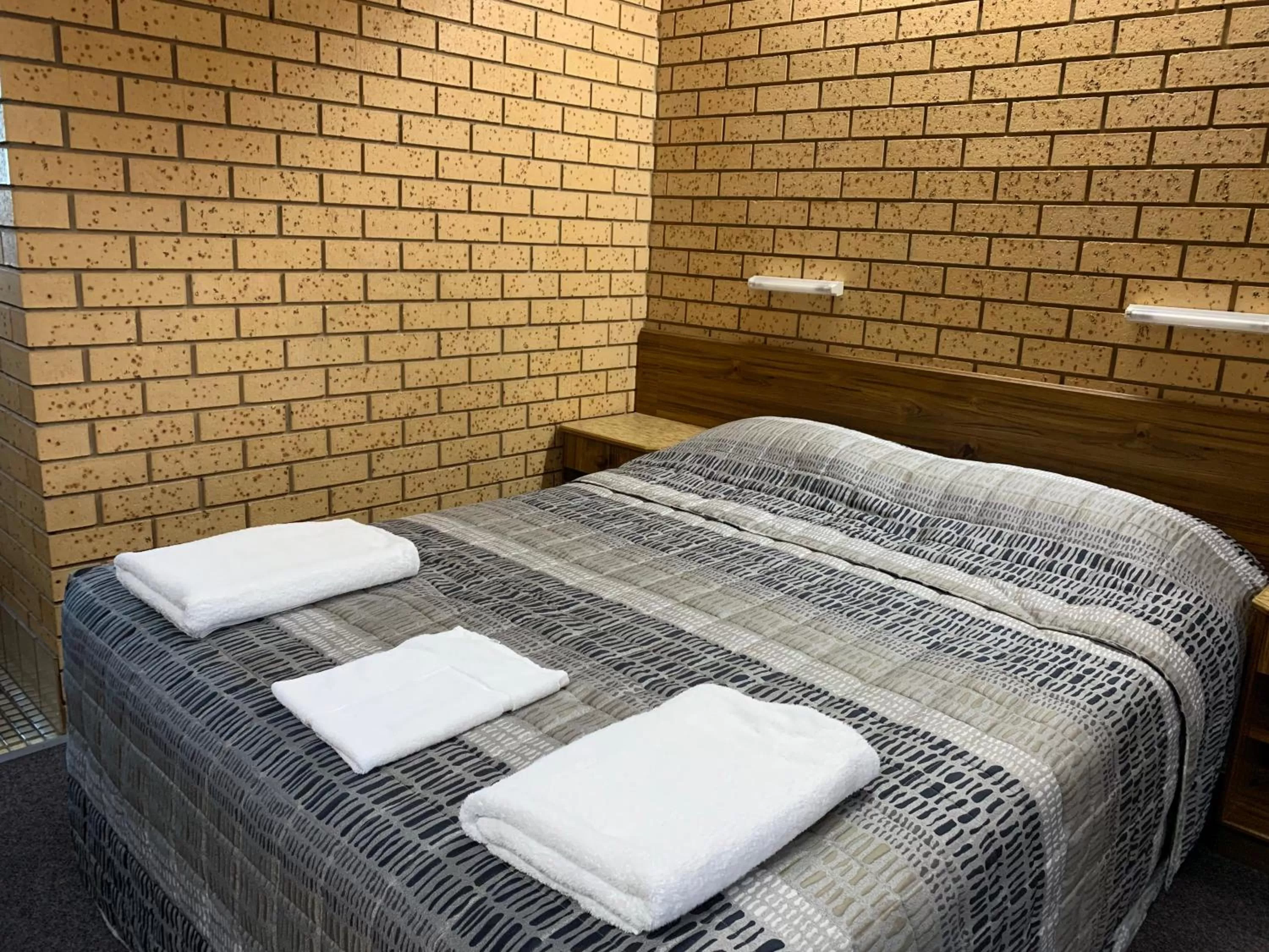 Bedroom, Bed in Lakeview Motel